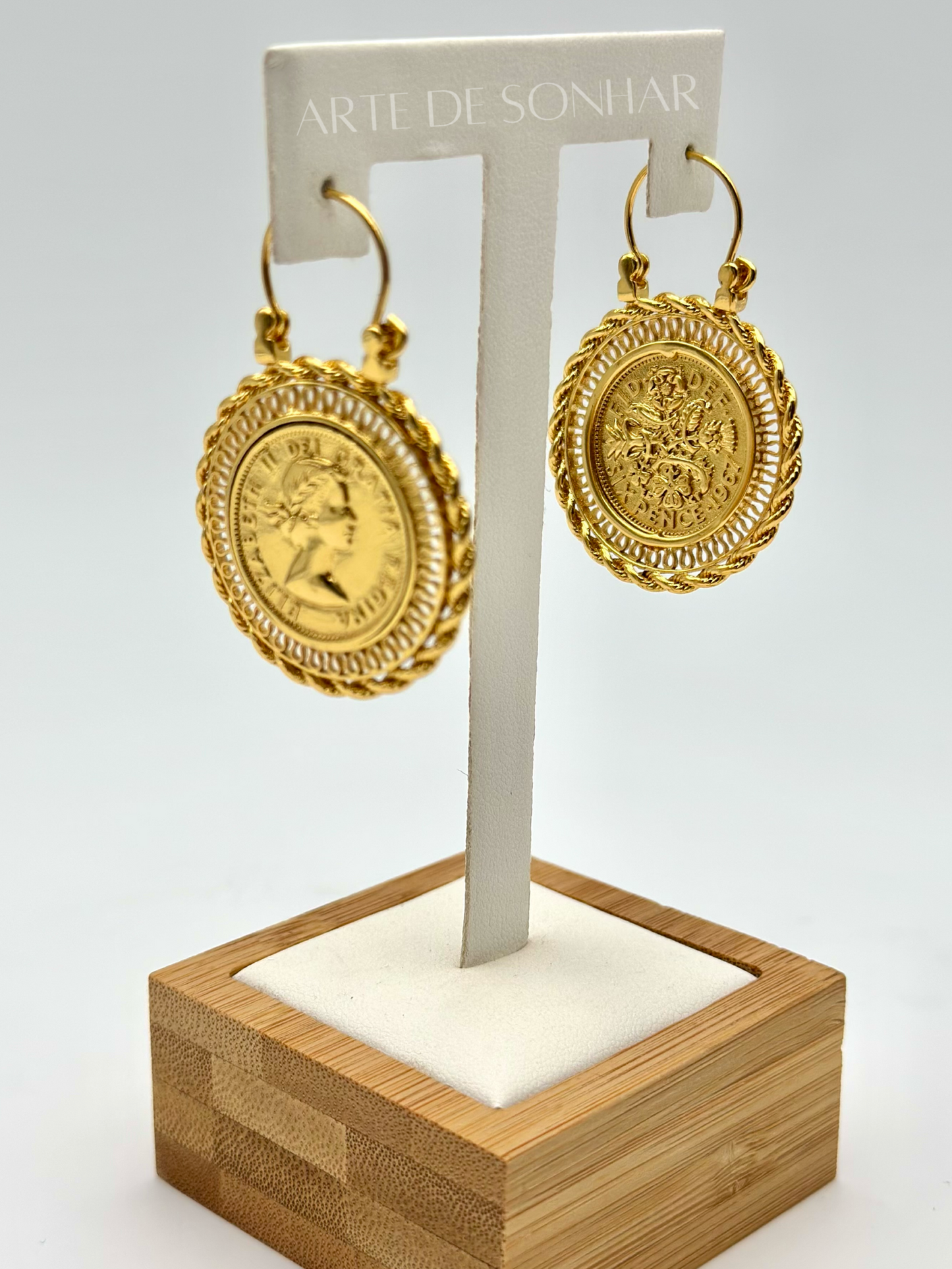 Brincos arrecadas com libra