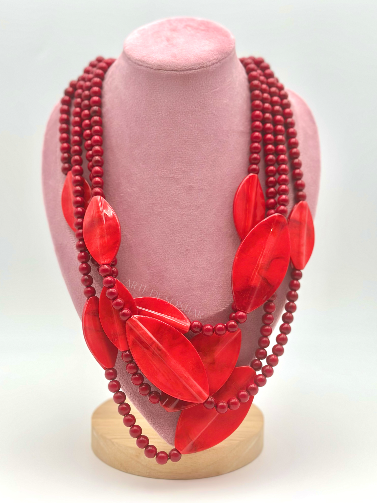 Colar vermelho com efeitos ovais