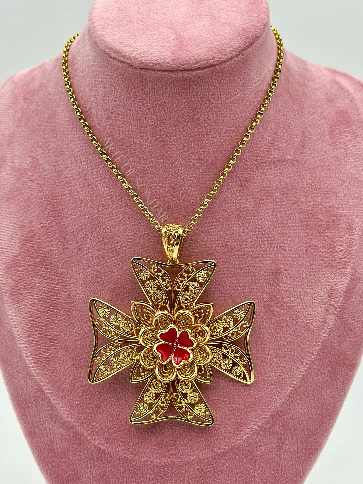 Colar Cruz de Malta com trevo vermelho XL