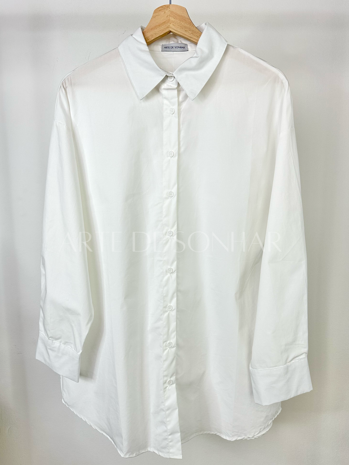 Camisa branca comprida simples