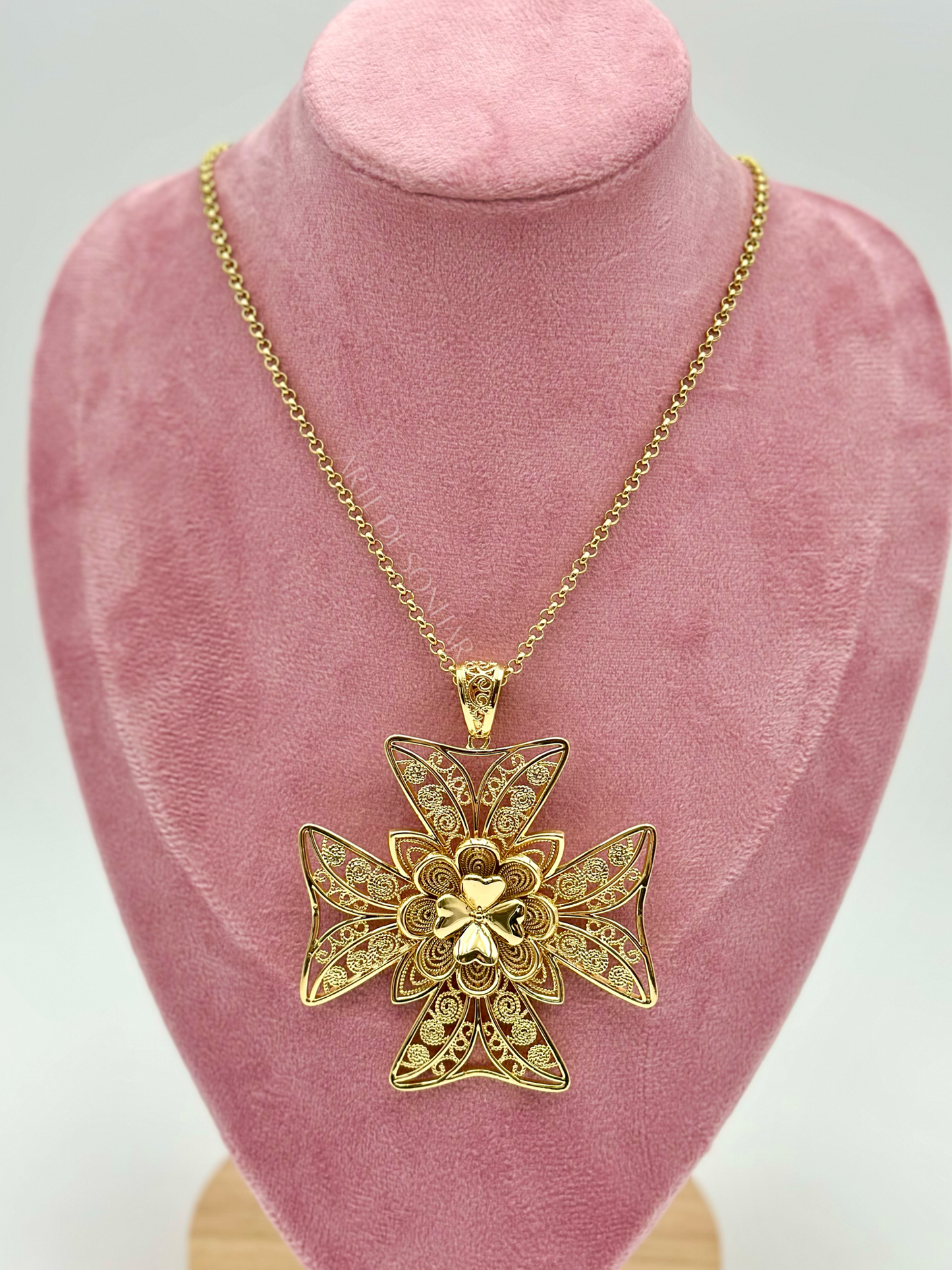 Colar Cruz de Malta com trevo dourado XL