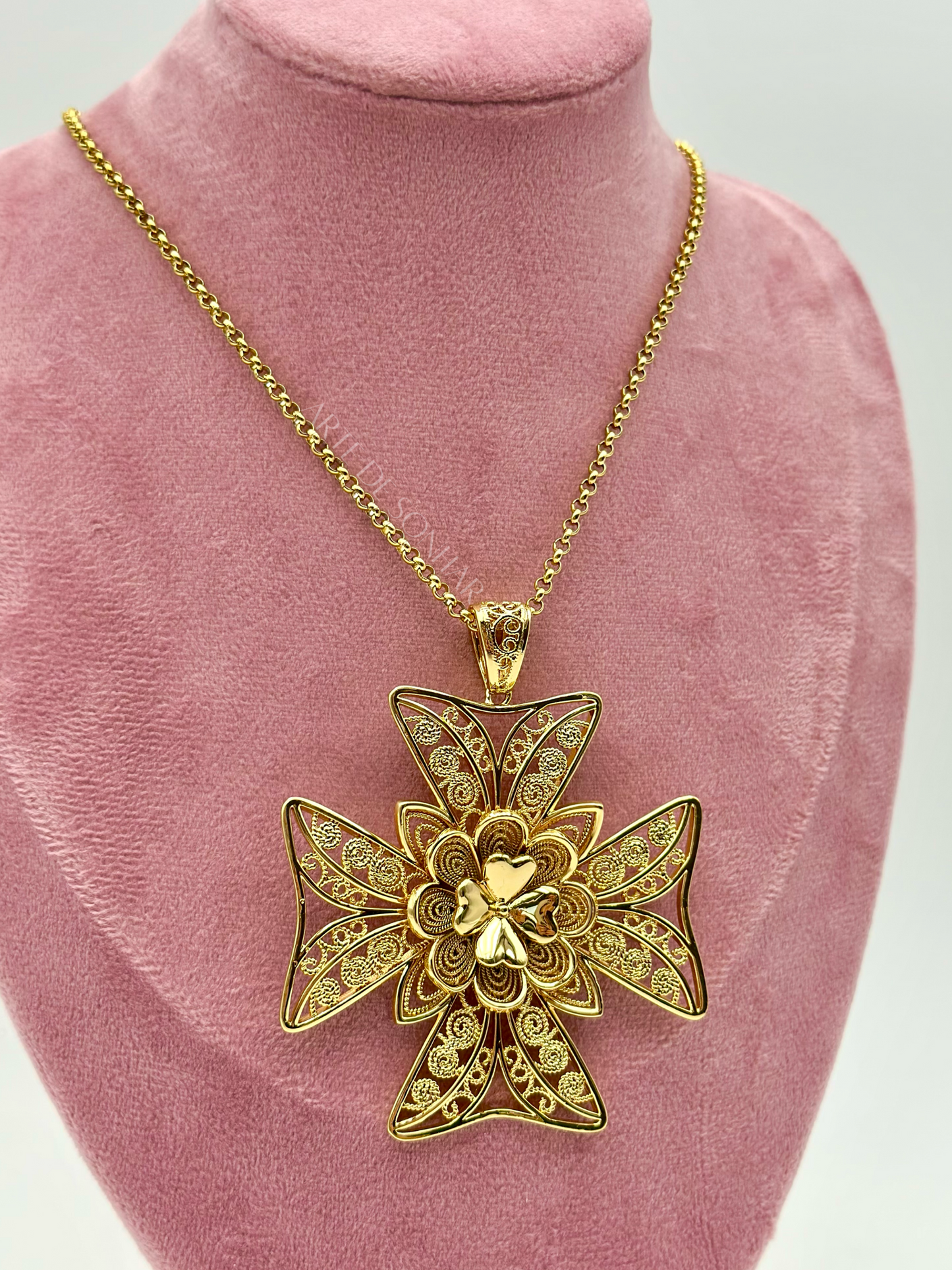 Colar Cruz de Malta com trevo dourado XL