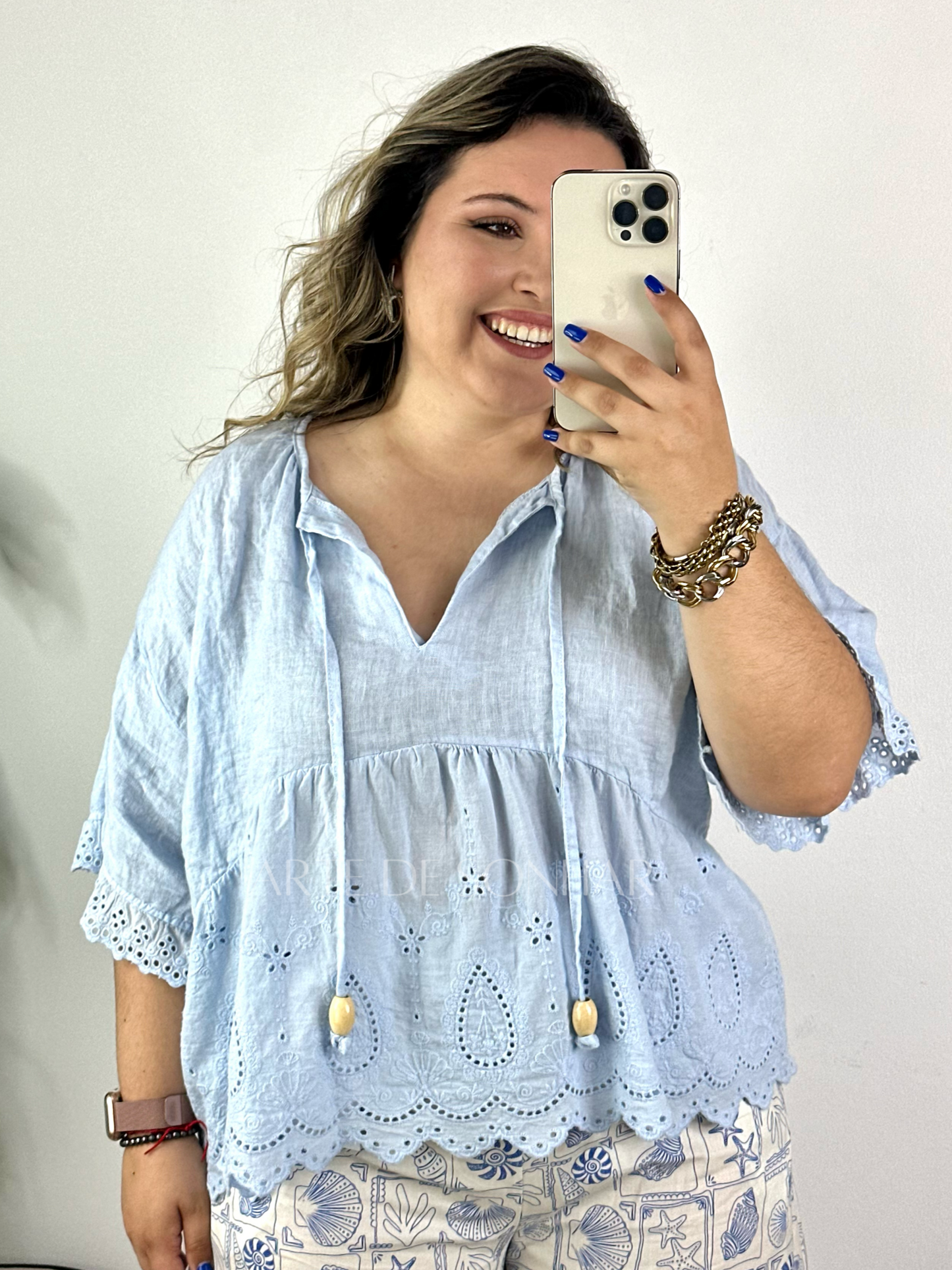 Blusa azul de bordado inglês com atilhos