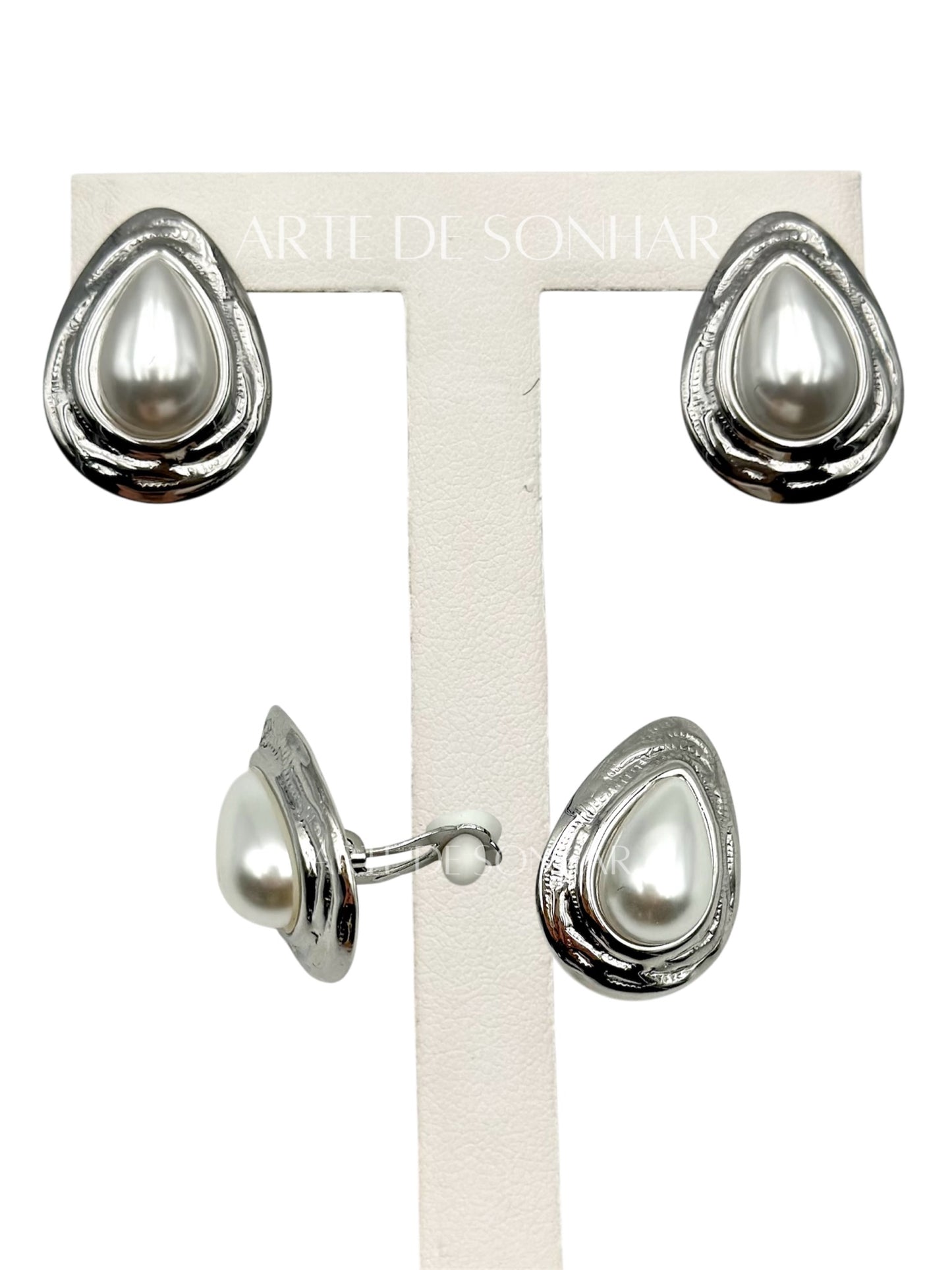 Brincos de mola prateados de gota com pérola ao centro