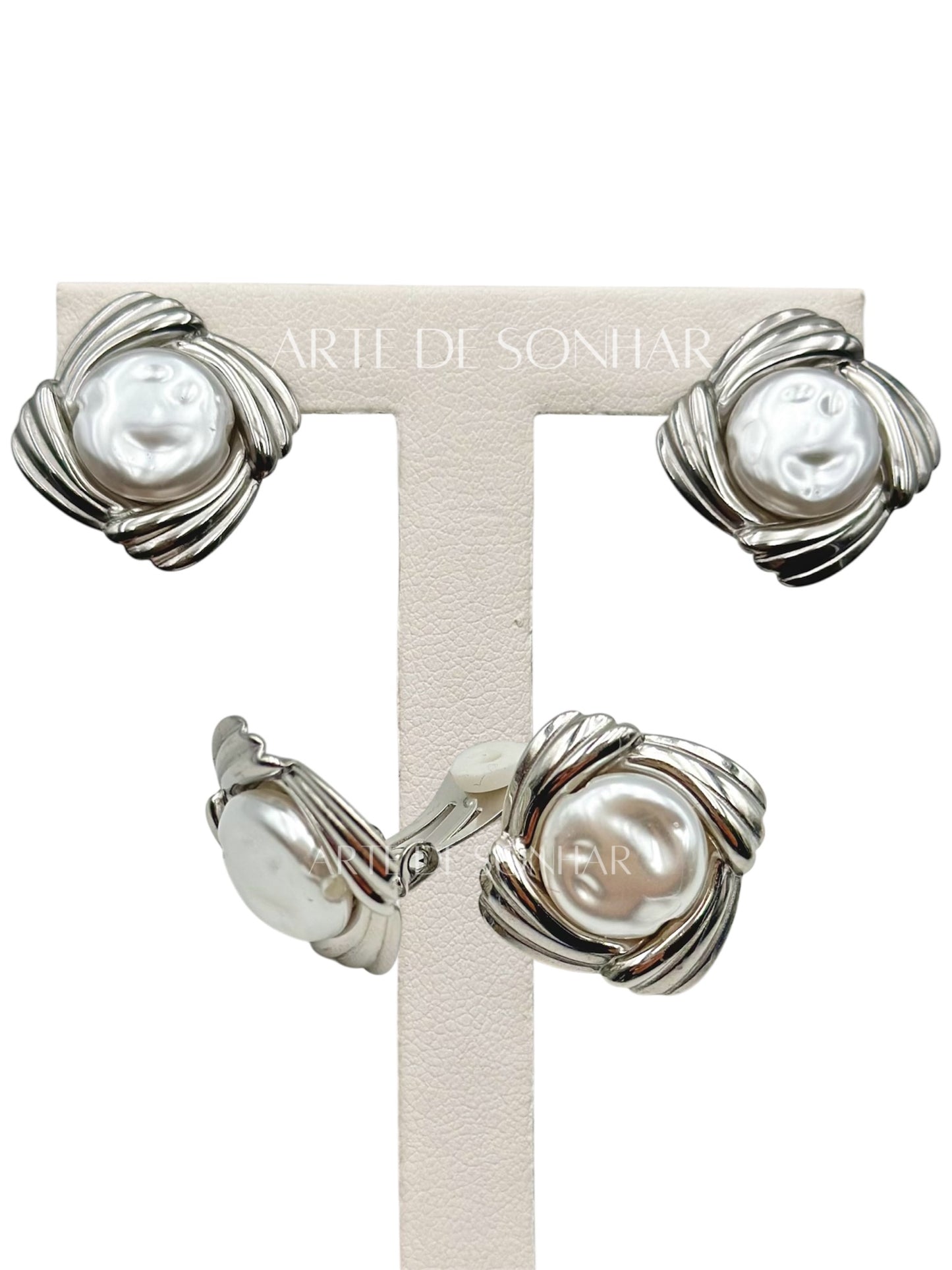 Brincos de mola prateados quadrados com pérola ao centro