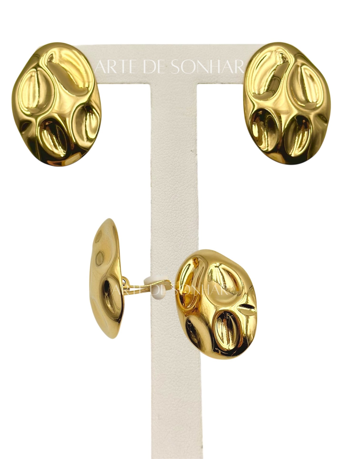 Brincos de mola dourados ovais martelado