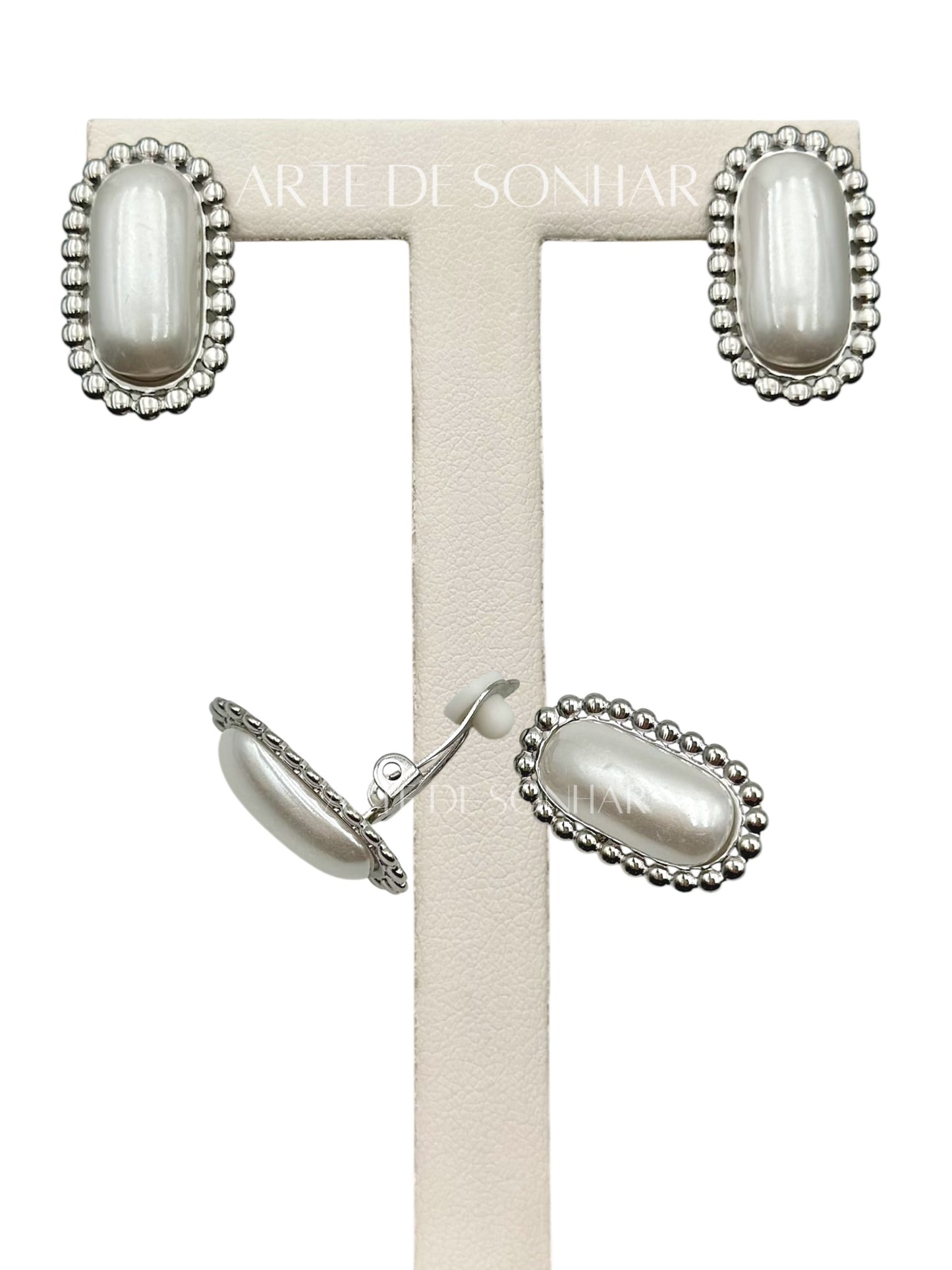 Brincos de mola prateados ovais com bolinhas com pérola