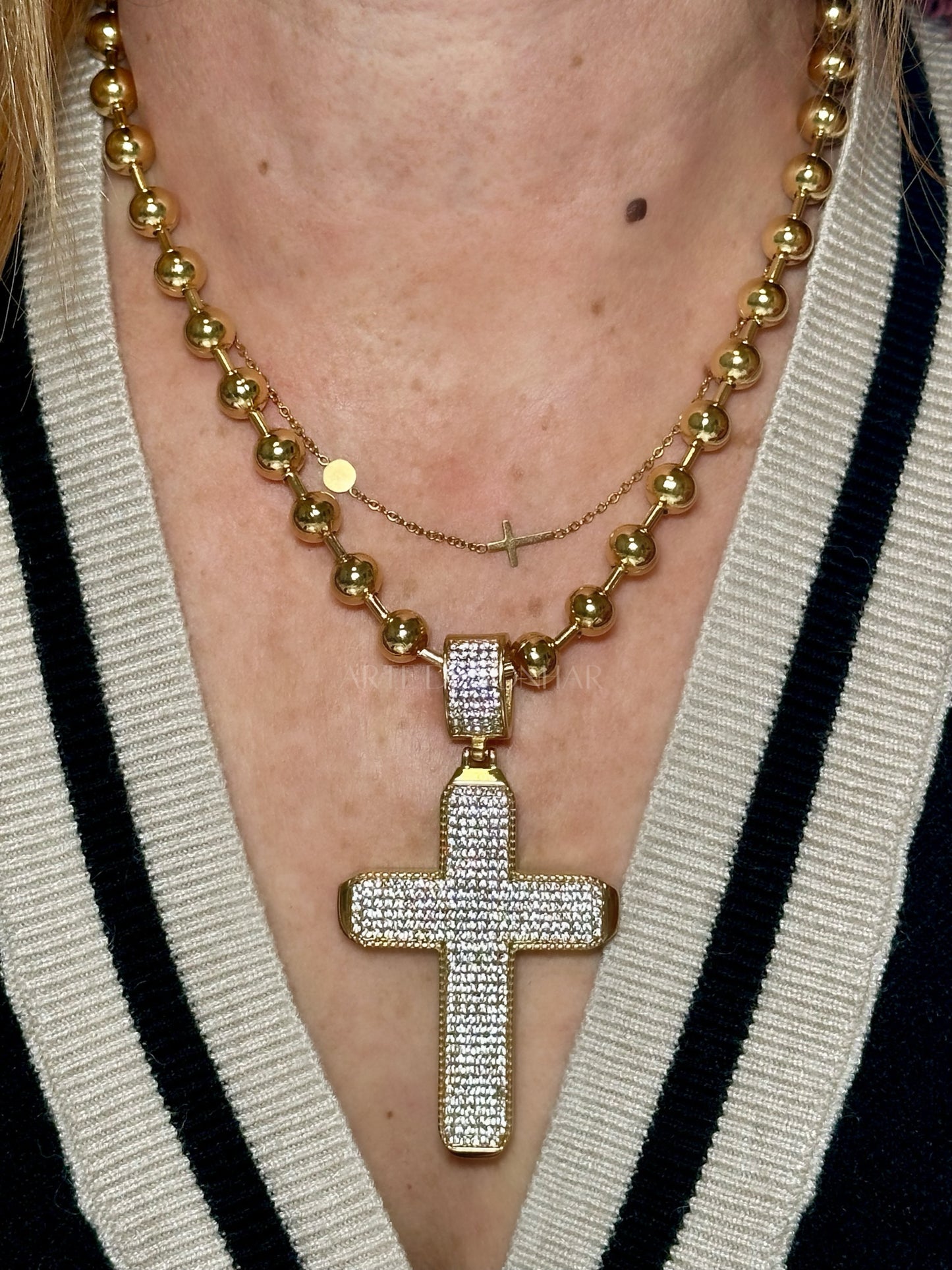 Colar com bolinhas médias e cruz grande dourada com cristais