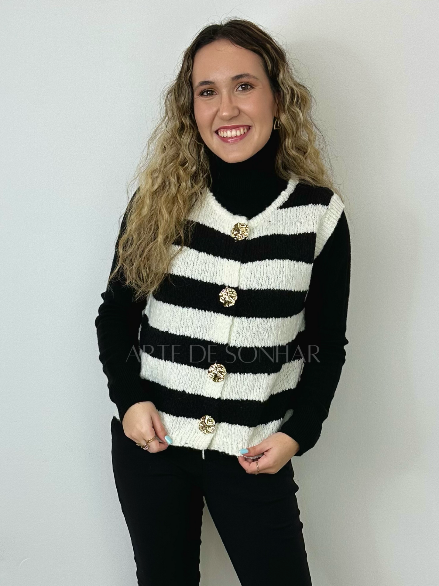 Colete de riscas pretas com botões dourados