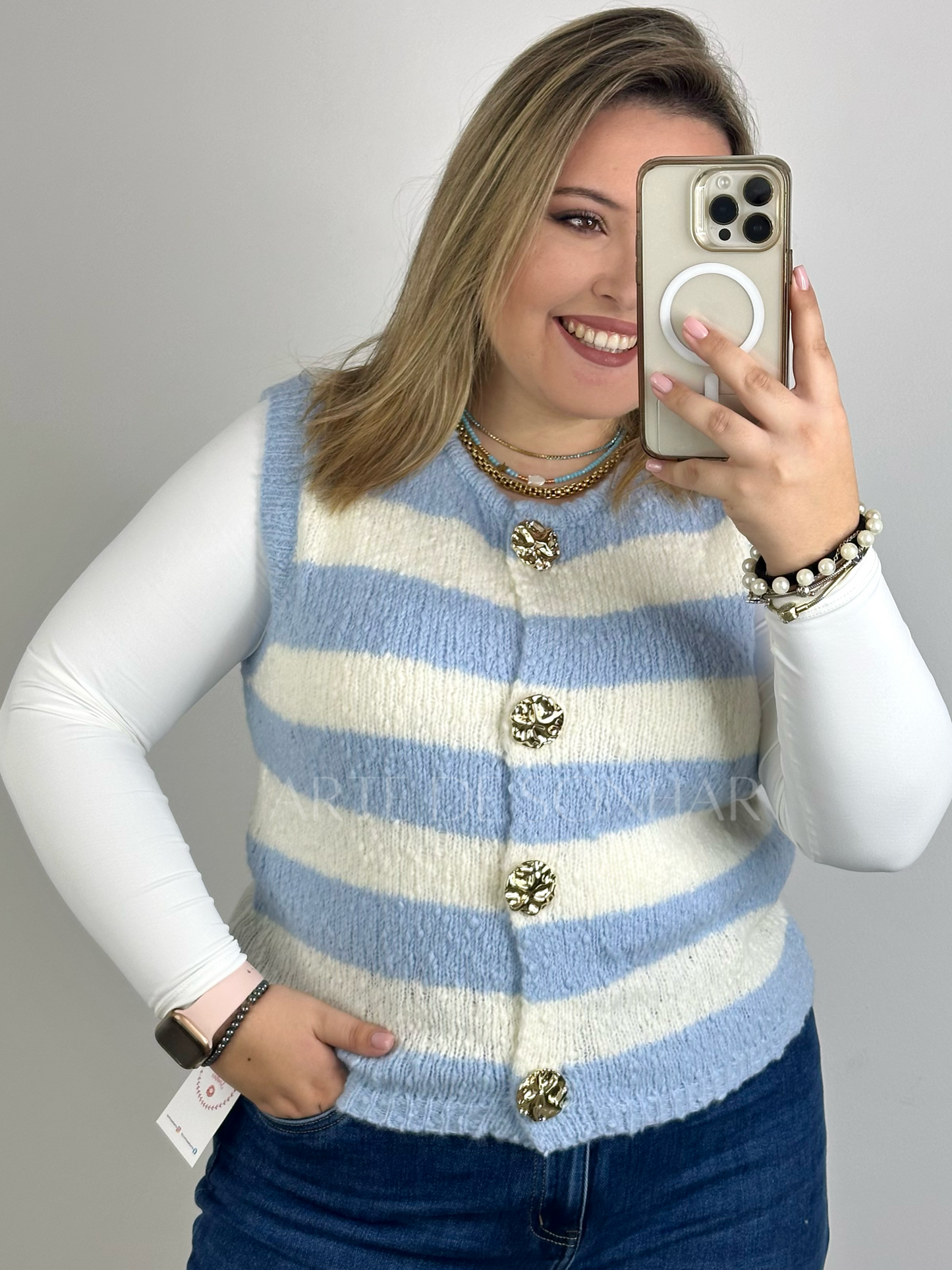 Colete de riscas azuis com botões dourados