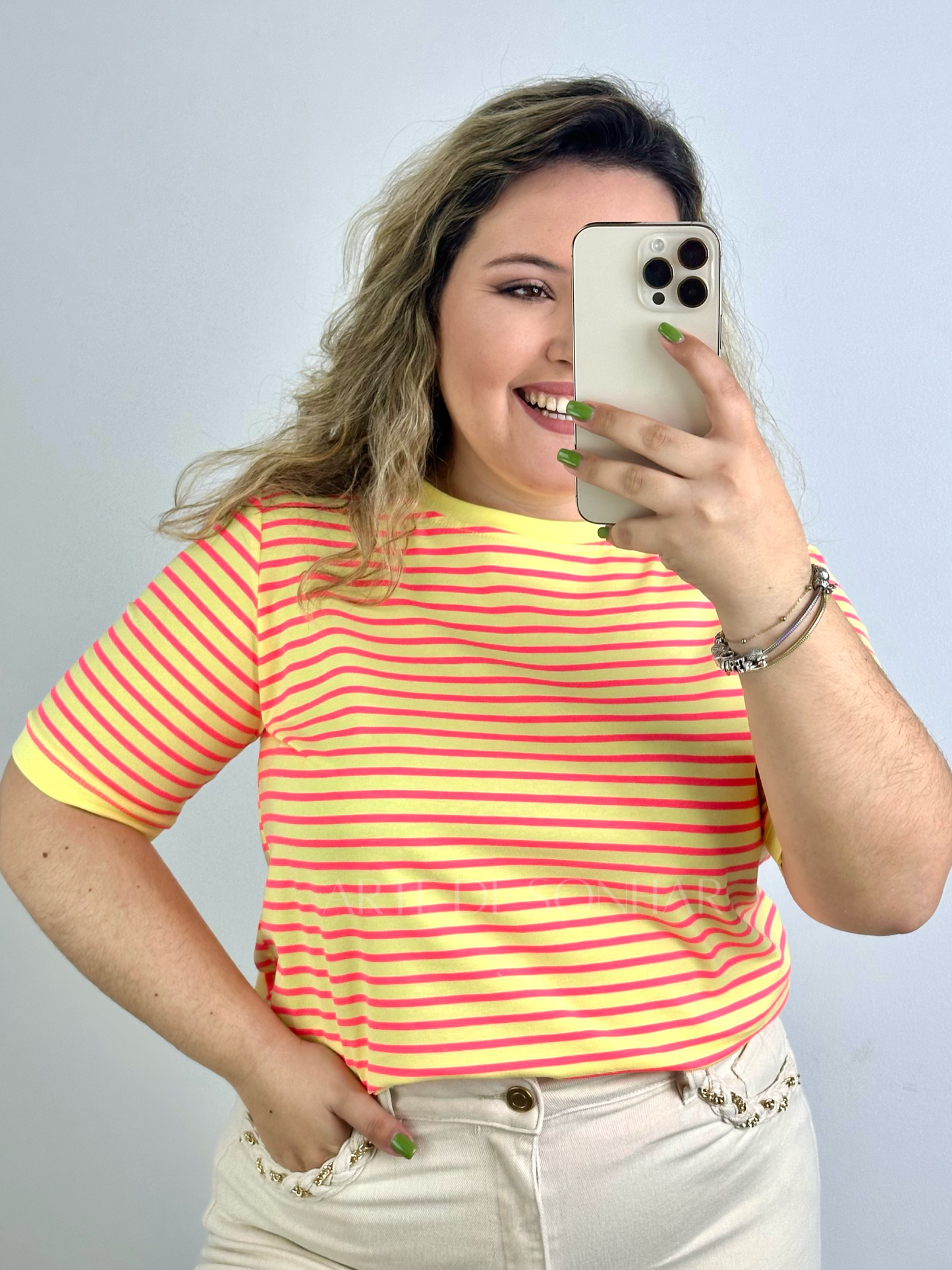 T-shirt de riscas amarela e rosa
