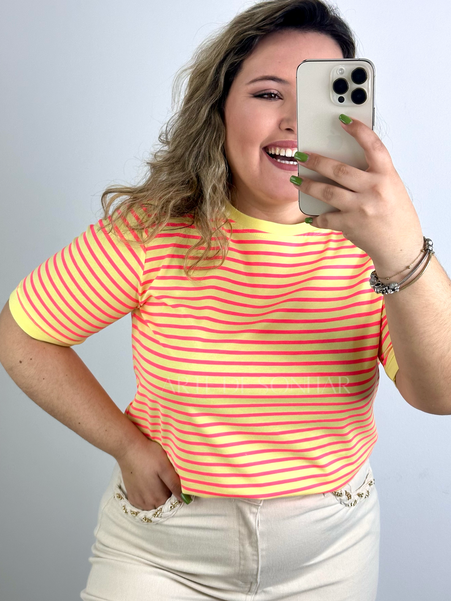 T-shirt de riscas amarela e rosa