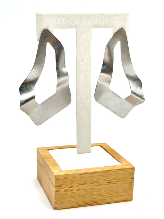 Brincos torcidos prateados