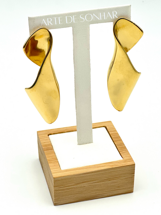 Brincos encaracolados