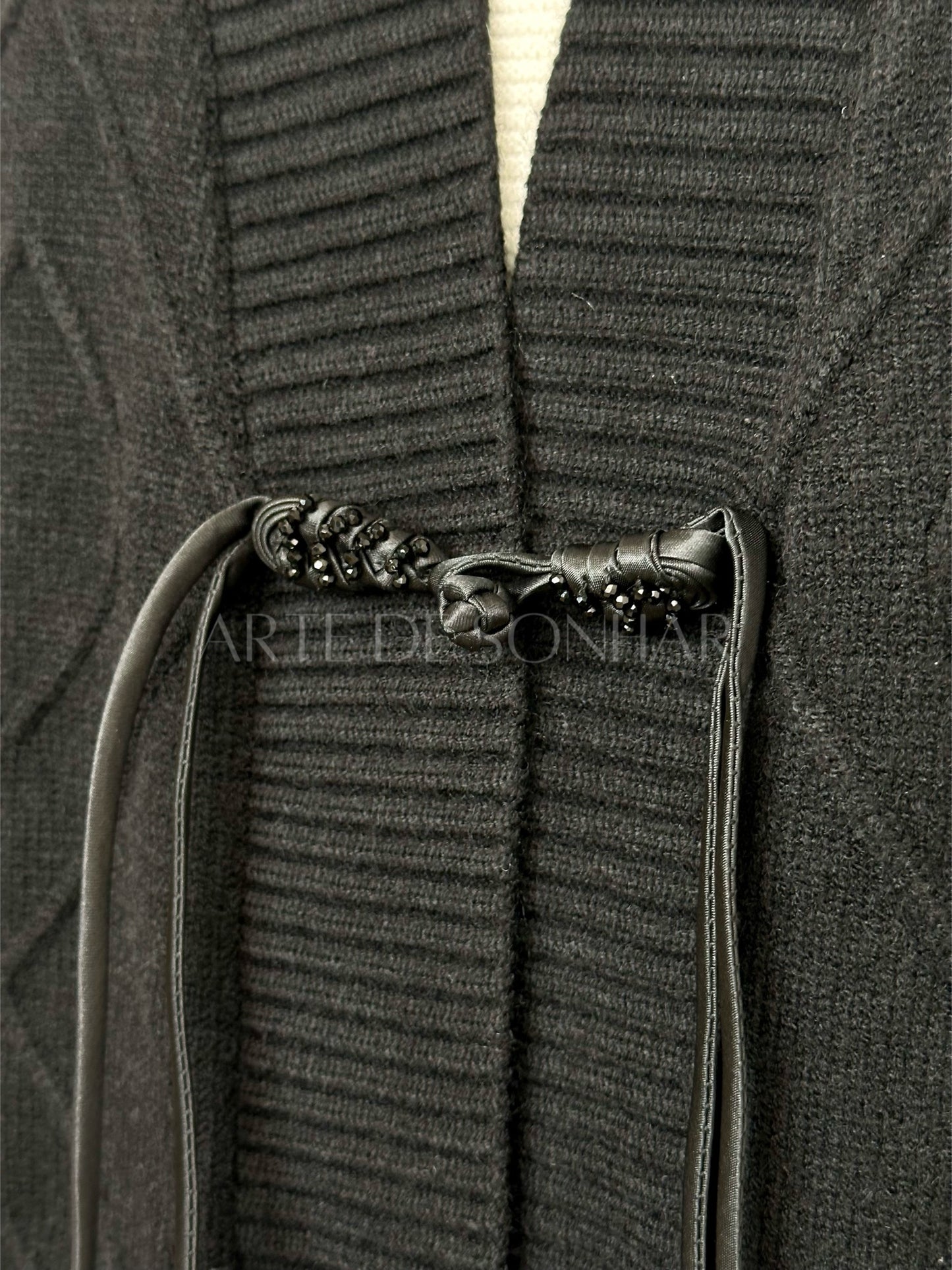 Casaco estilo kispo fininho com malha e fecho estilo cordão