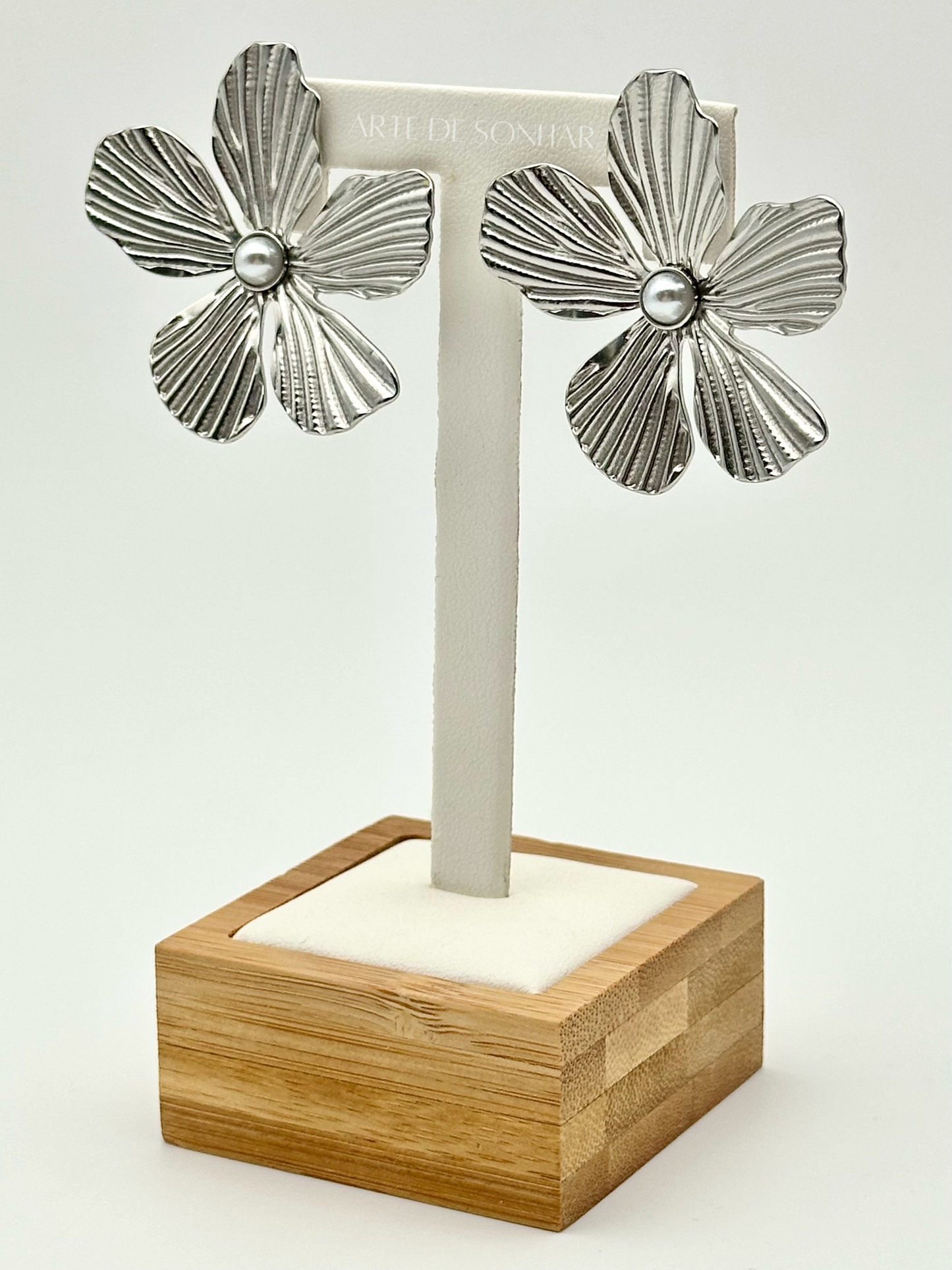 Brinco de flor prateada com pérola