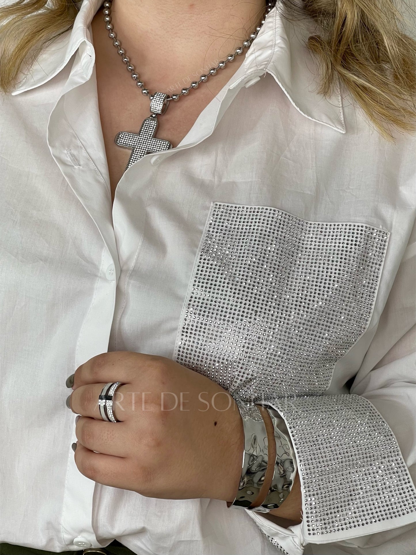 Camisa com brilhantes