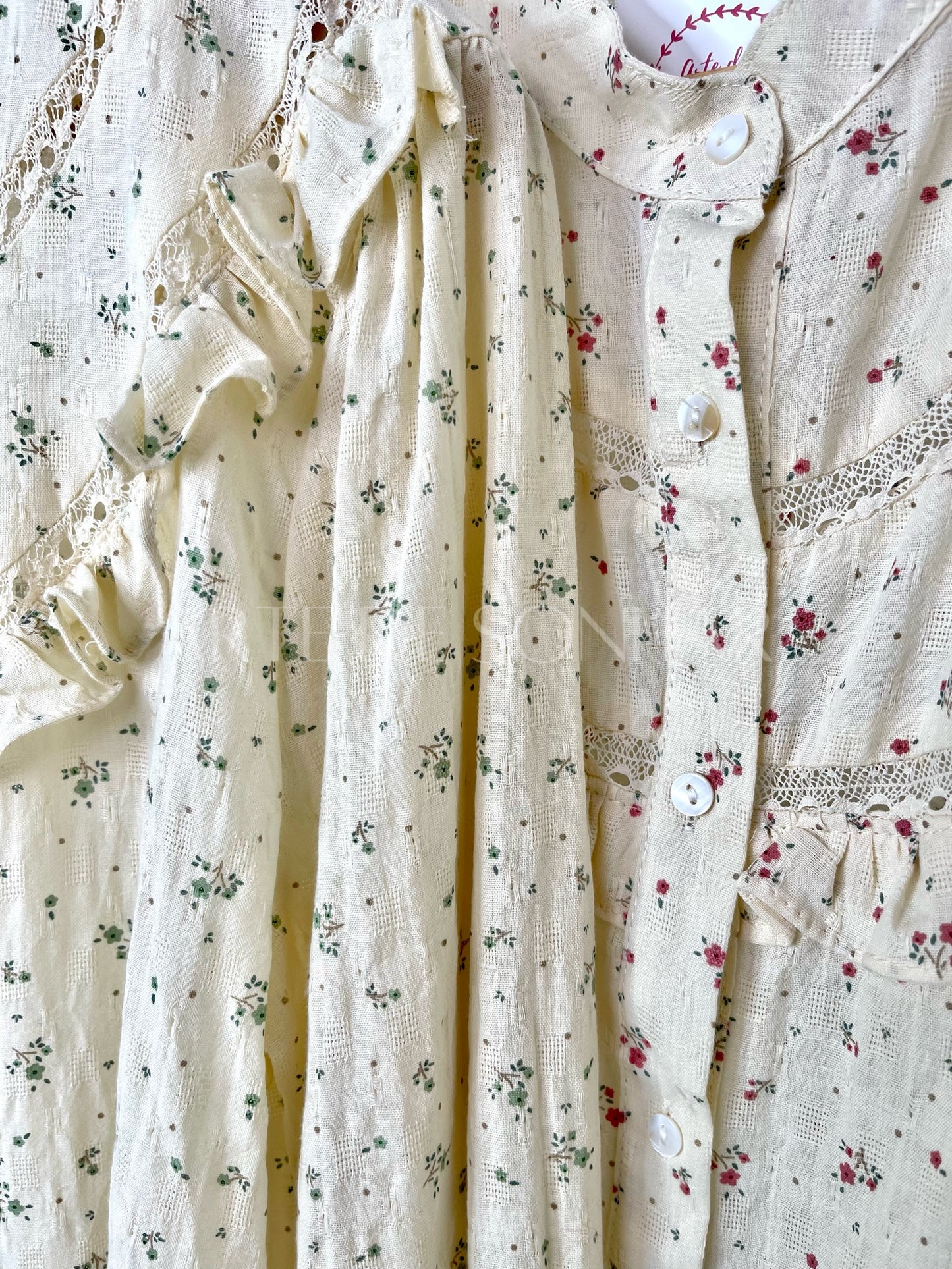 Camiseiro com padrão flores pequeninas com folho no peito