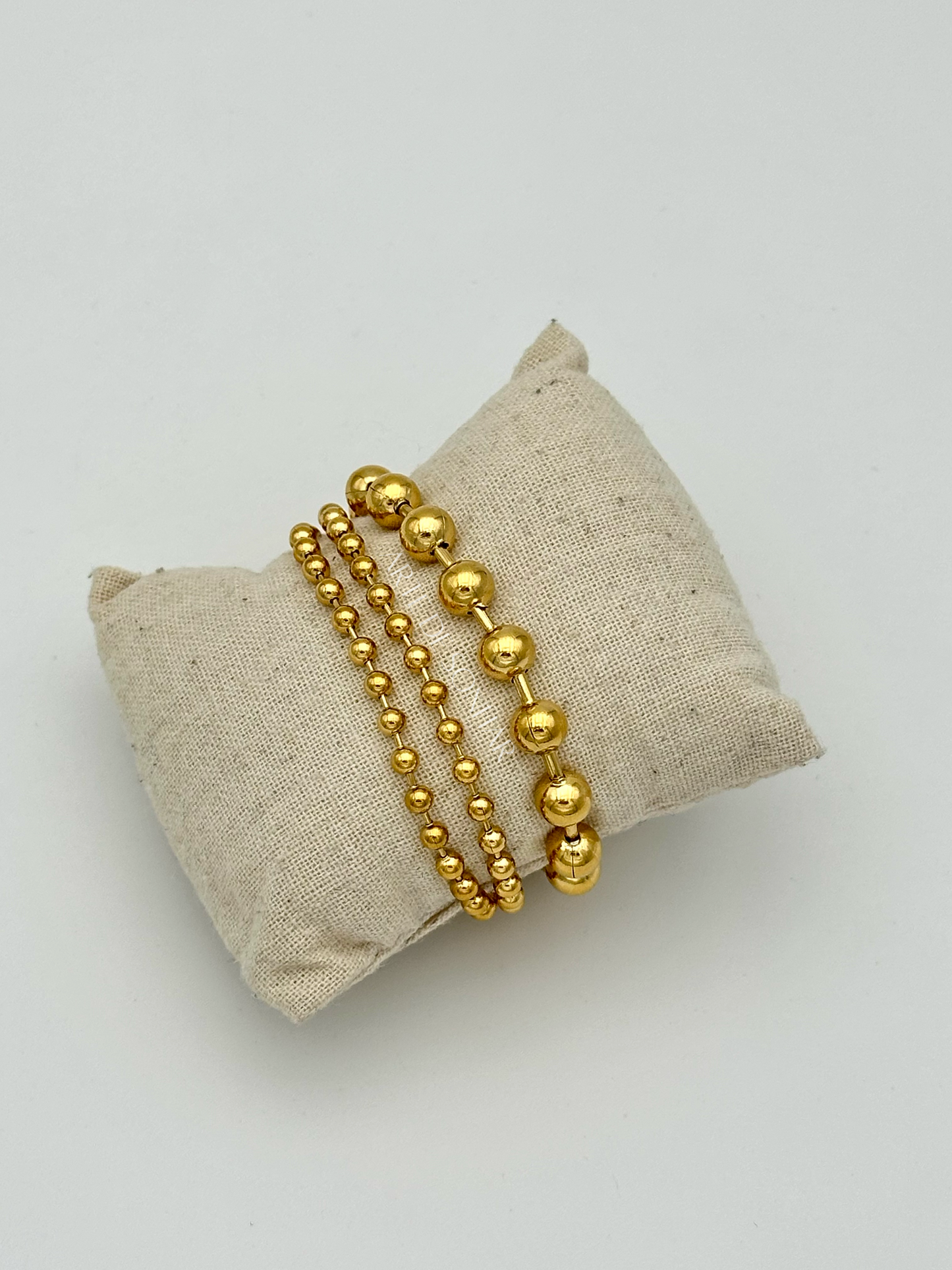 Pulseira de bolinhas com três voltas