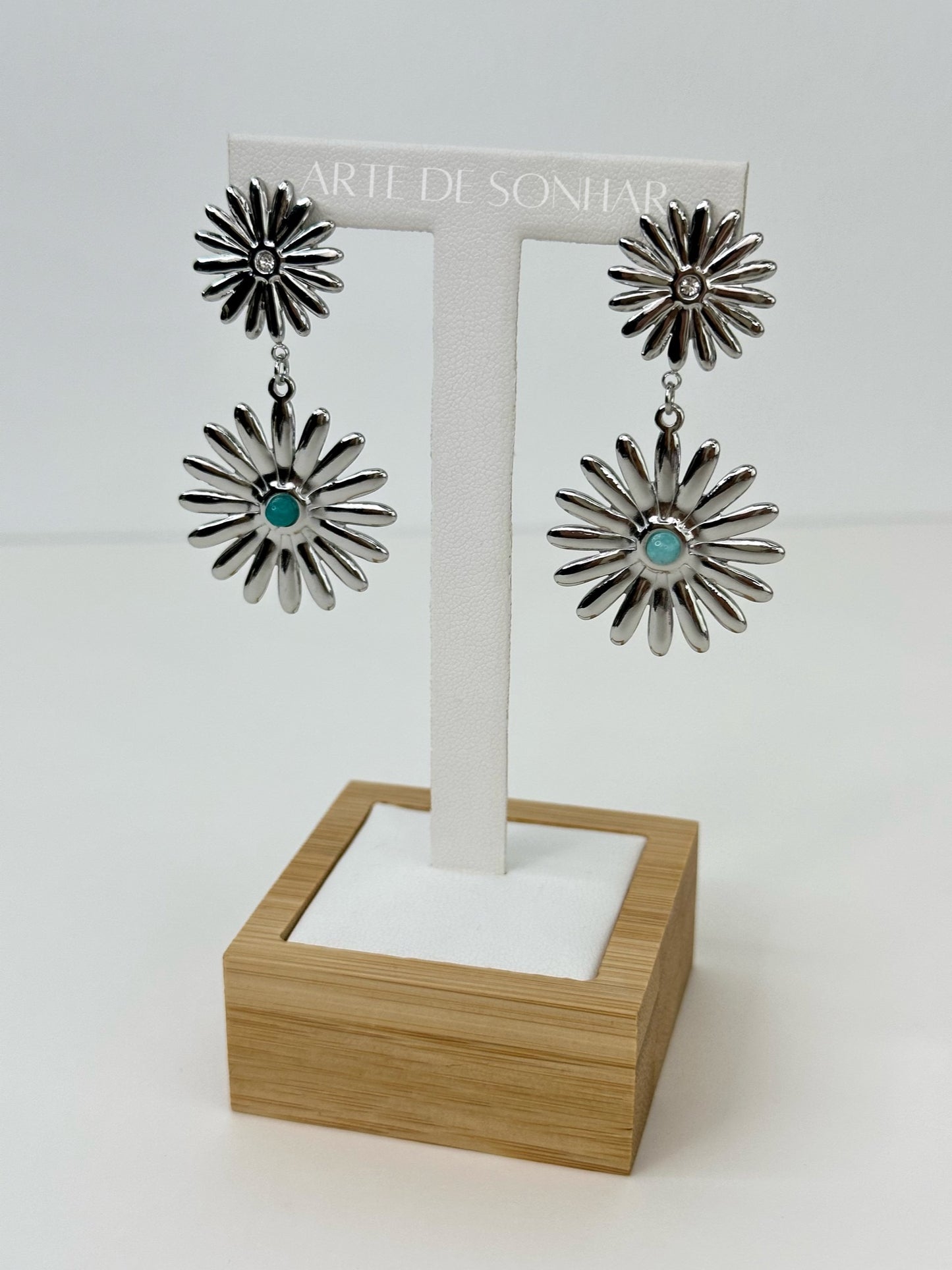 Brincos de mola com flores