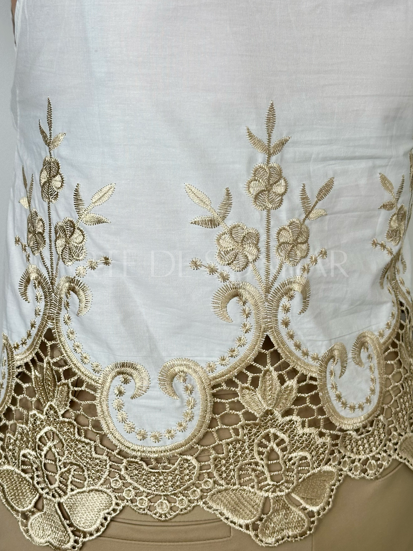 Blusa com renda dourada