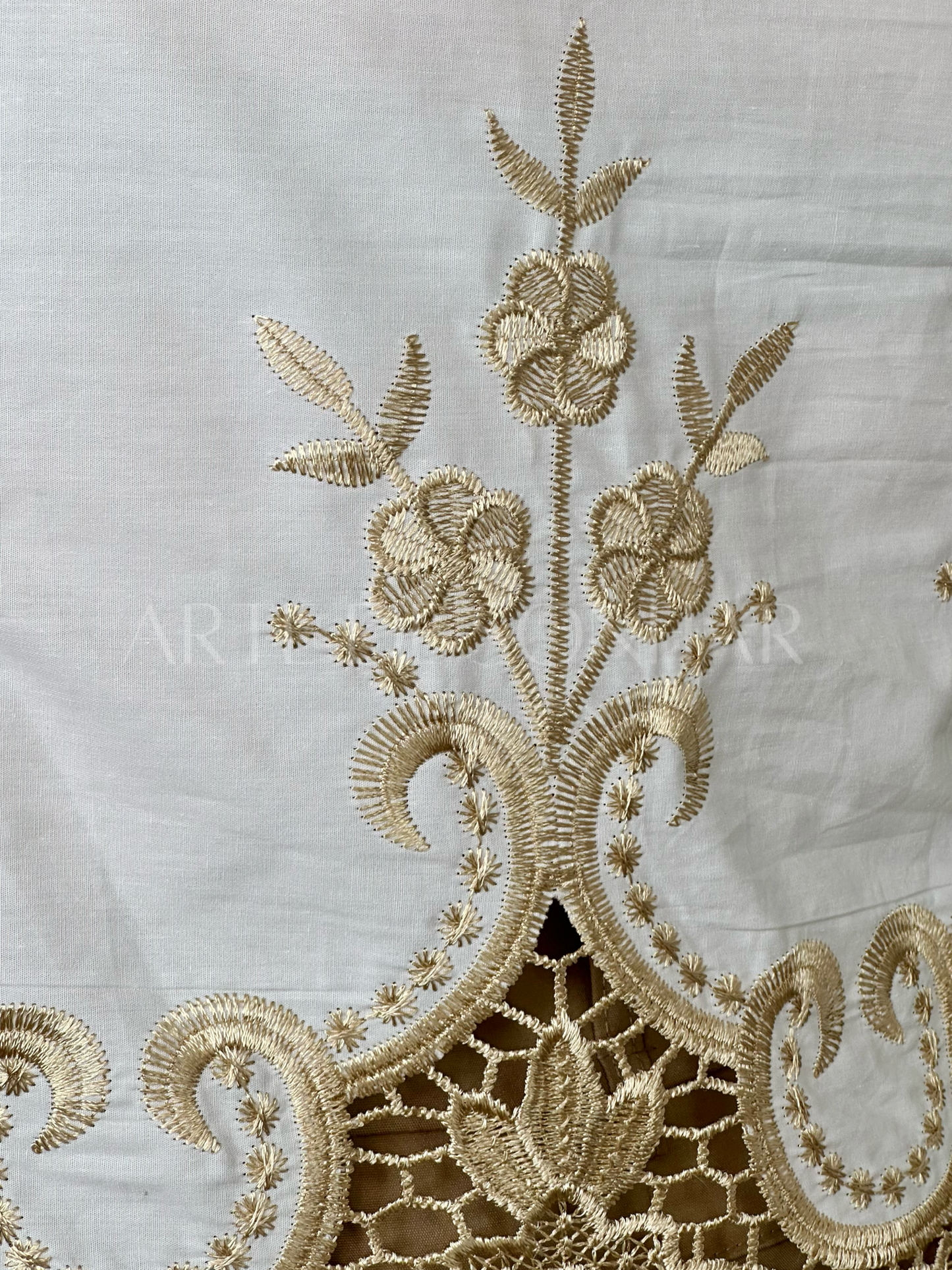 Blusa com renda dourada