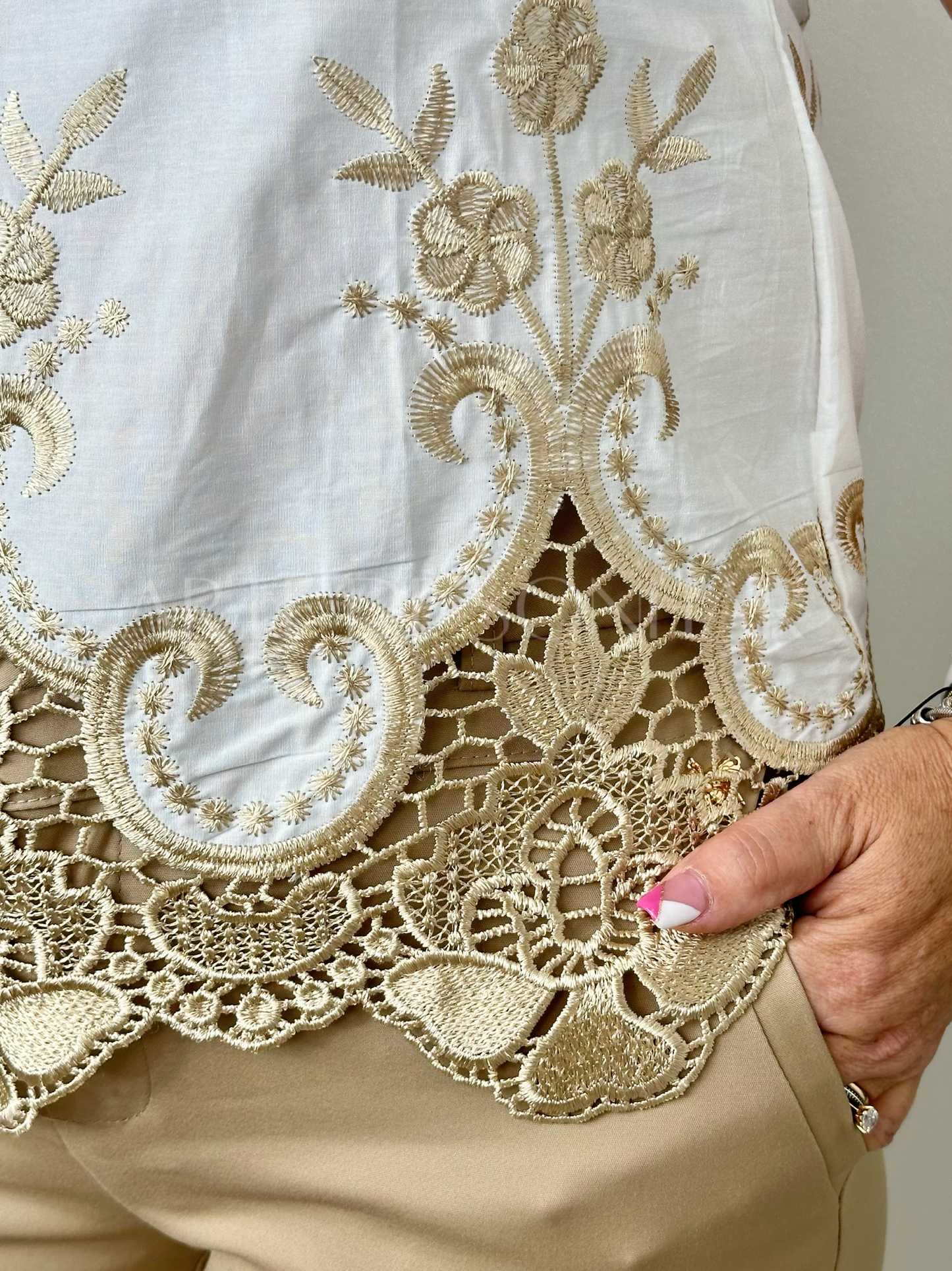 Blusa com renda dourada