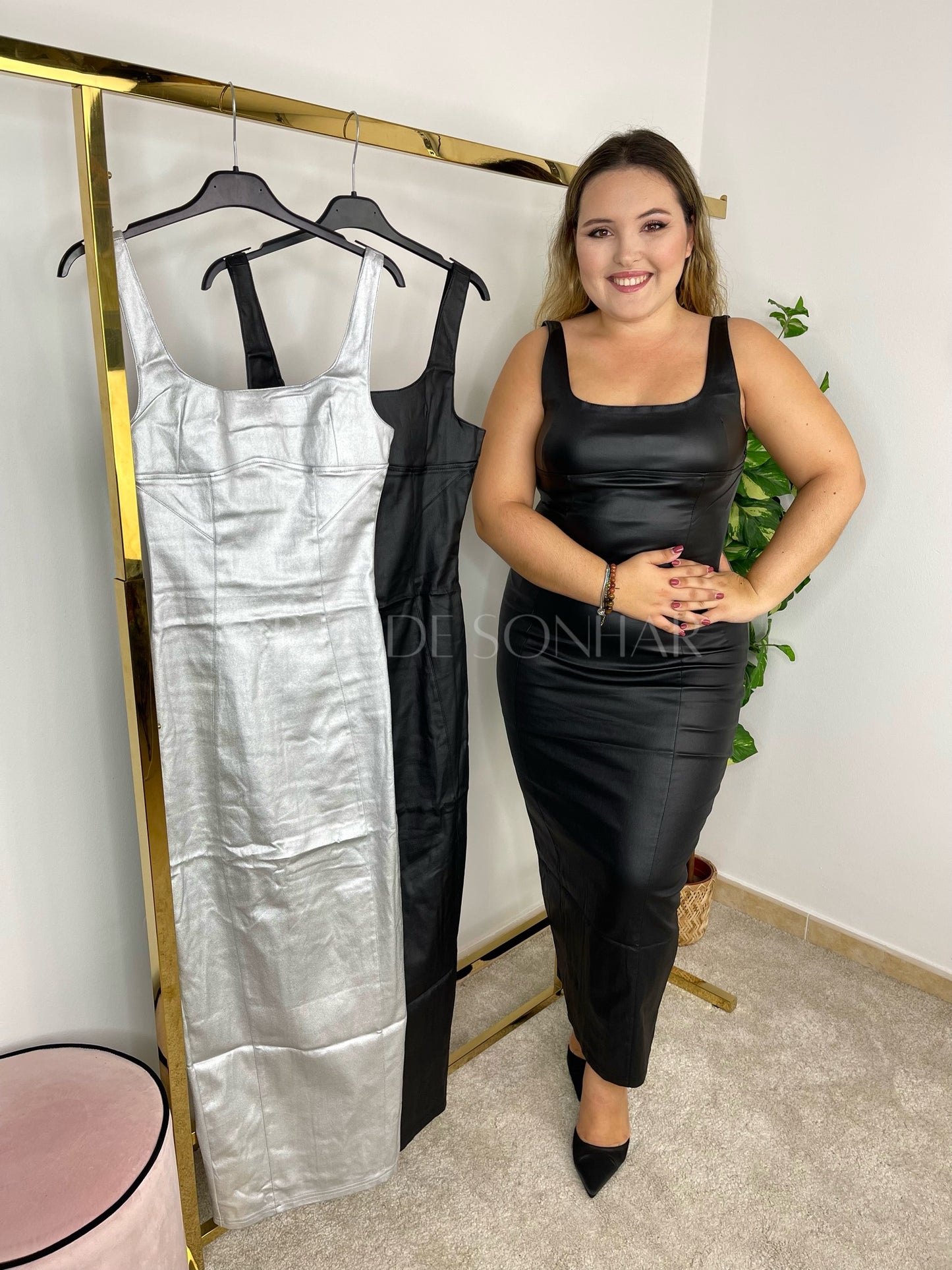 Vestido napa justo comprido com alça
