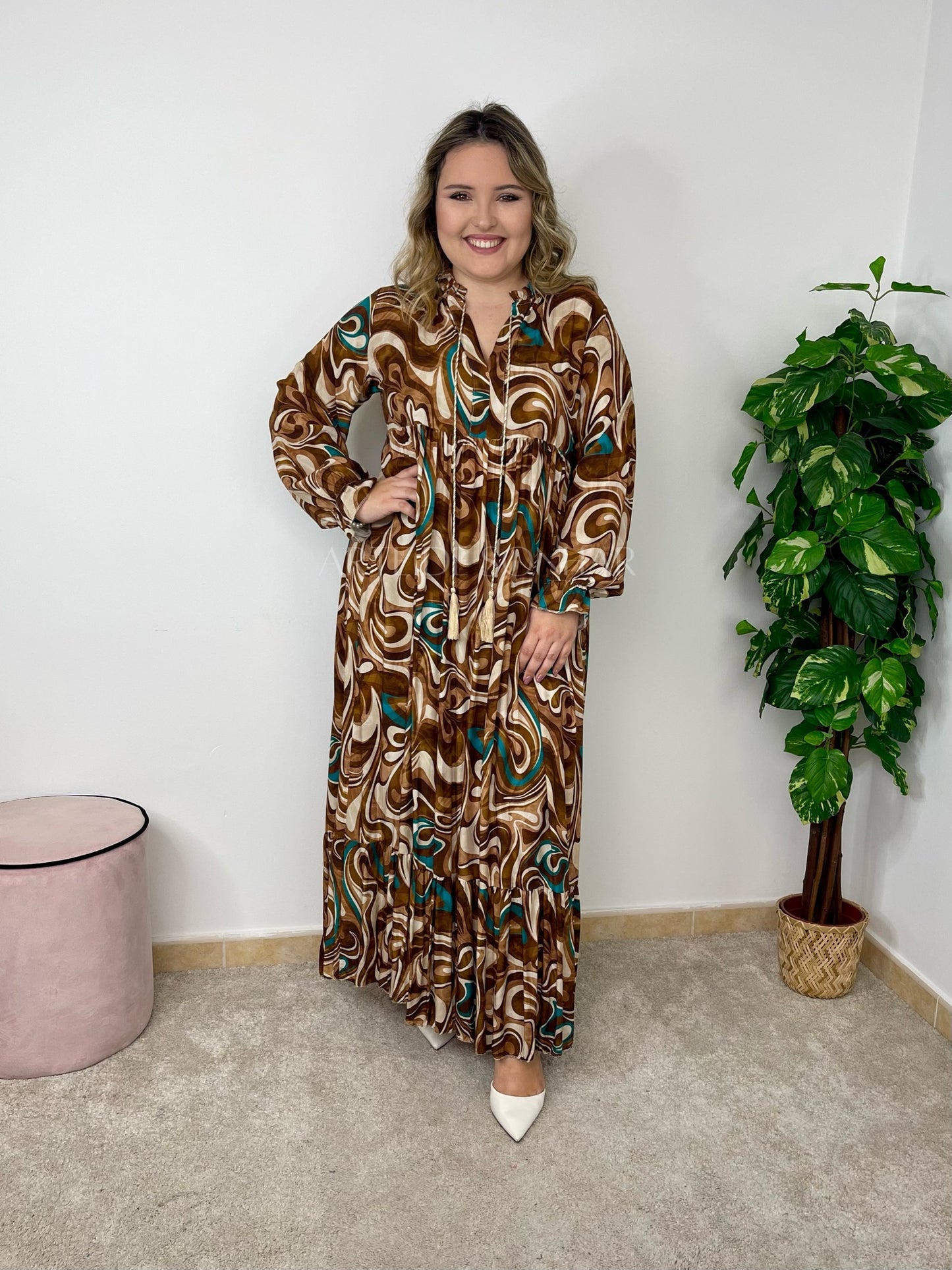 Vestido castanho com cornucópias