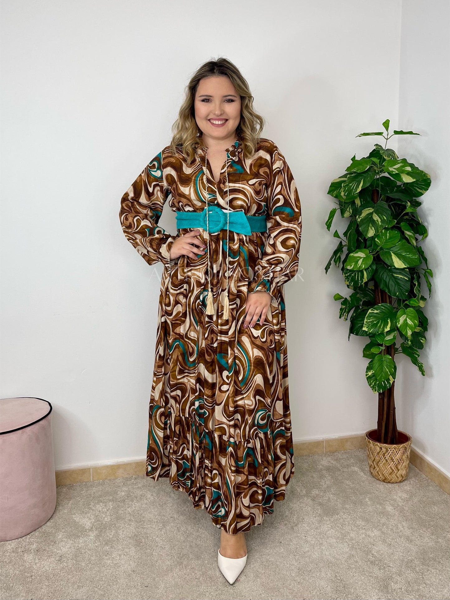 Vestido castanho com cornucópias