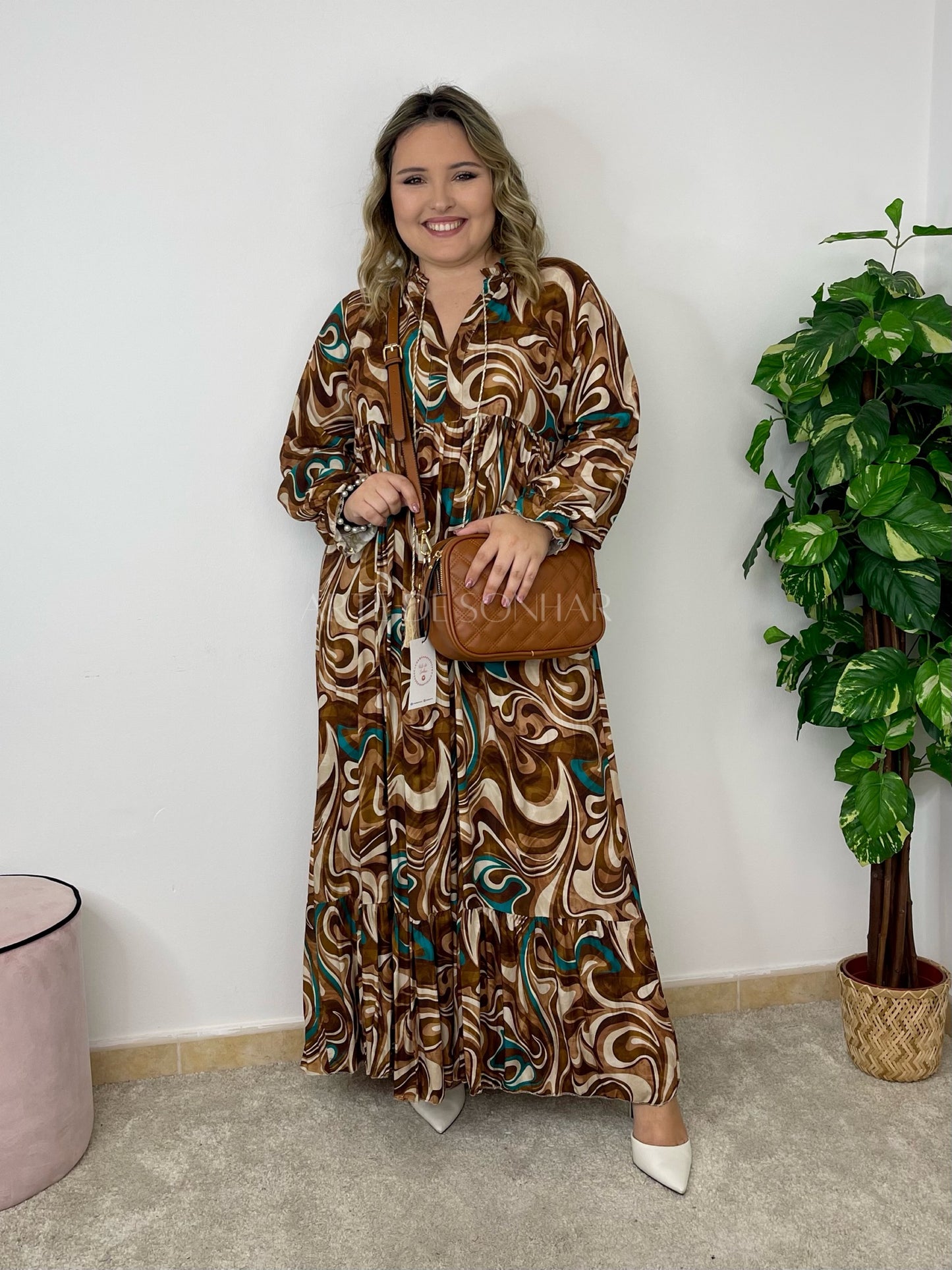 Vestido castanho com cornucópias