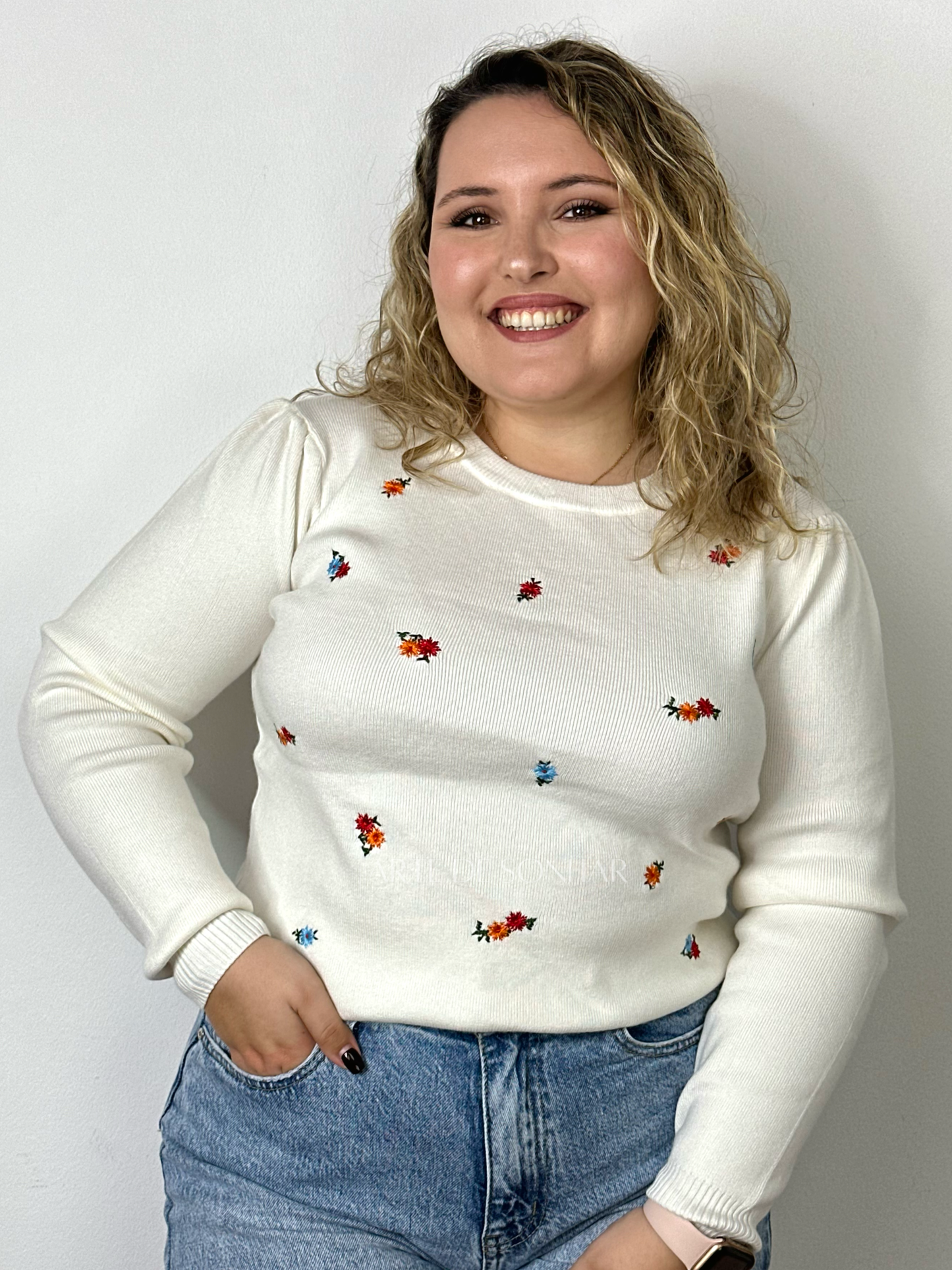 Camisola de malha branca com flores bordadas