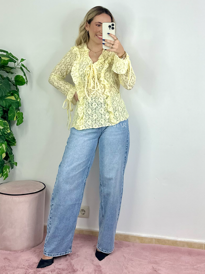 Blusa de renda com atilhos amarela