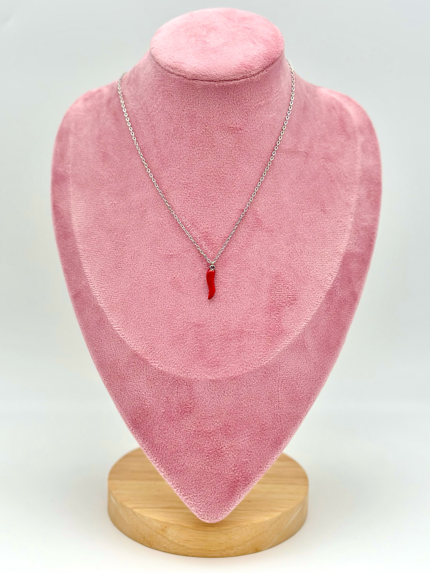 Colar prateado da pimentinha