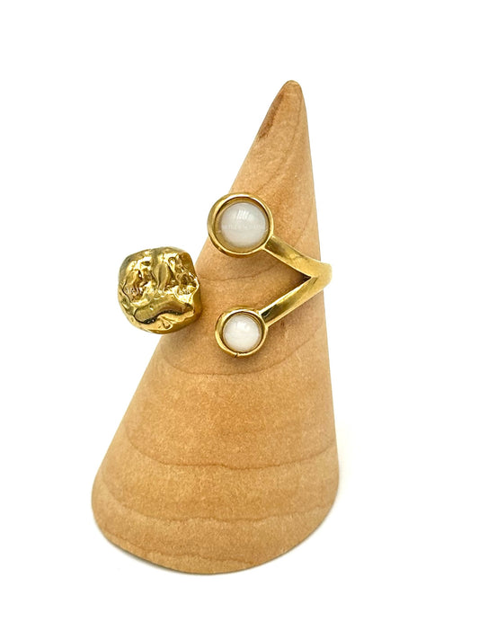 Anel com pedra irregular e pedras brancas