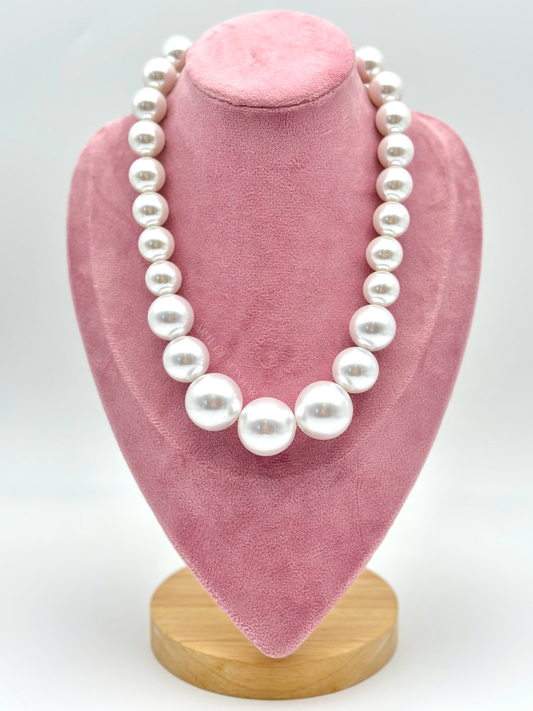 Colar de pérolas de diversos tamanhos