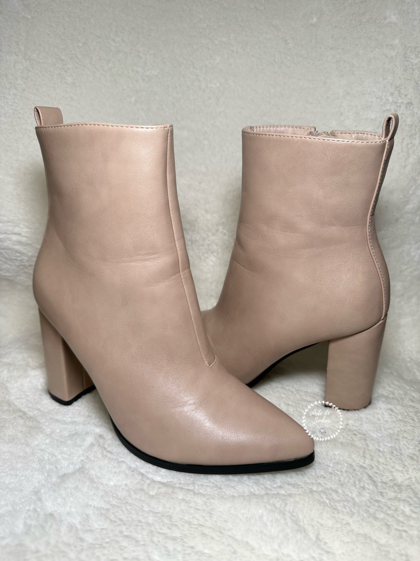 Botas de salto com bico bege