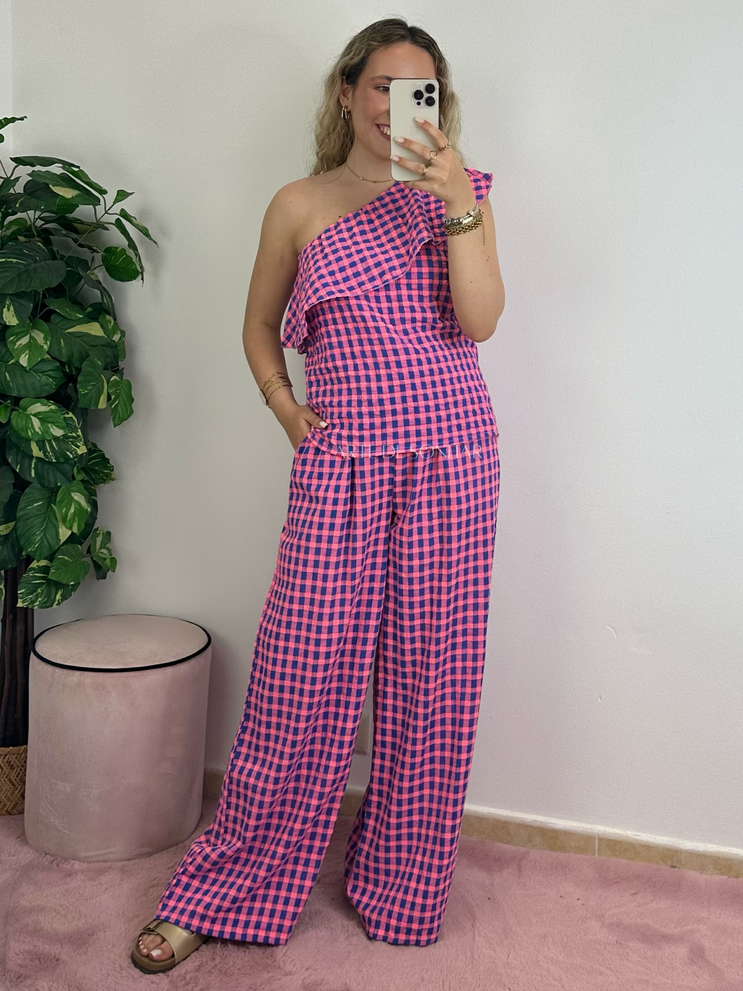Calça de quadradinhos rosa e azul