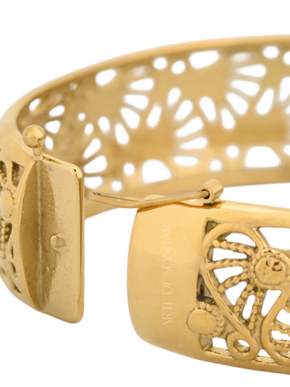 Pulseira rígida com corações efeito filigrana
