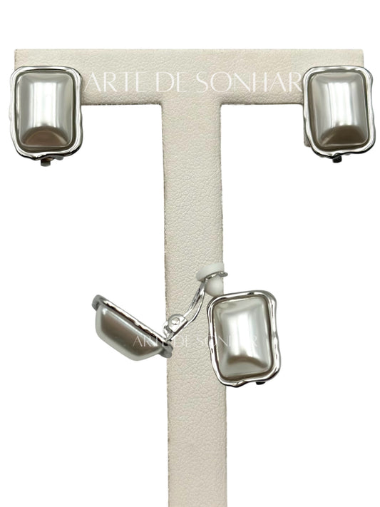 Brincos de mola prateados retangulares com pérola ao centro