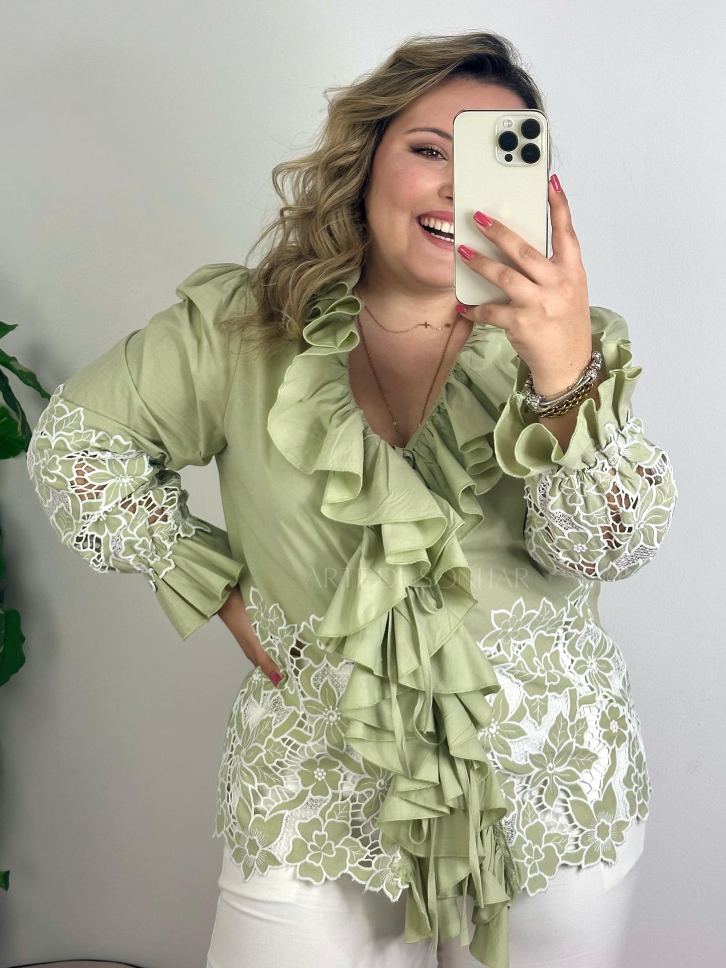 Blusa verde com folhos e flores rendadas