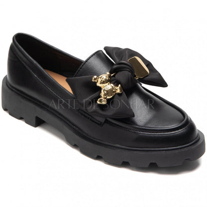 Sapatos pretos com laço e ursinho