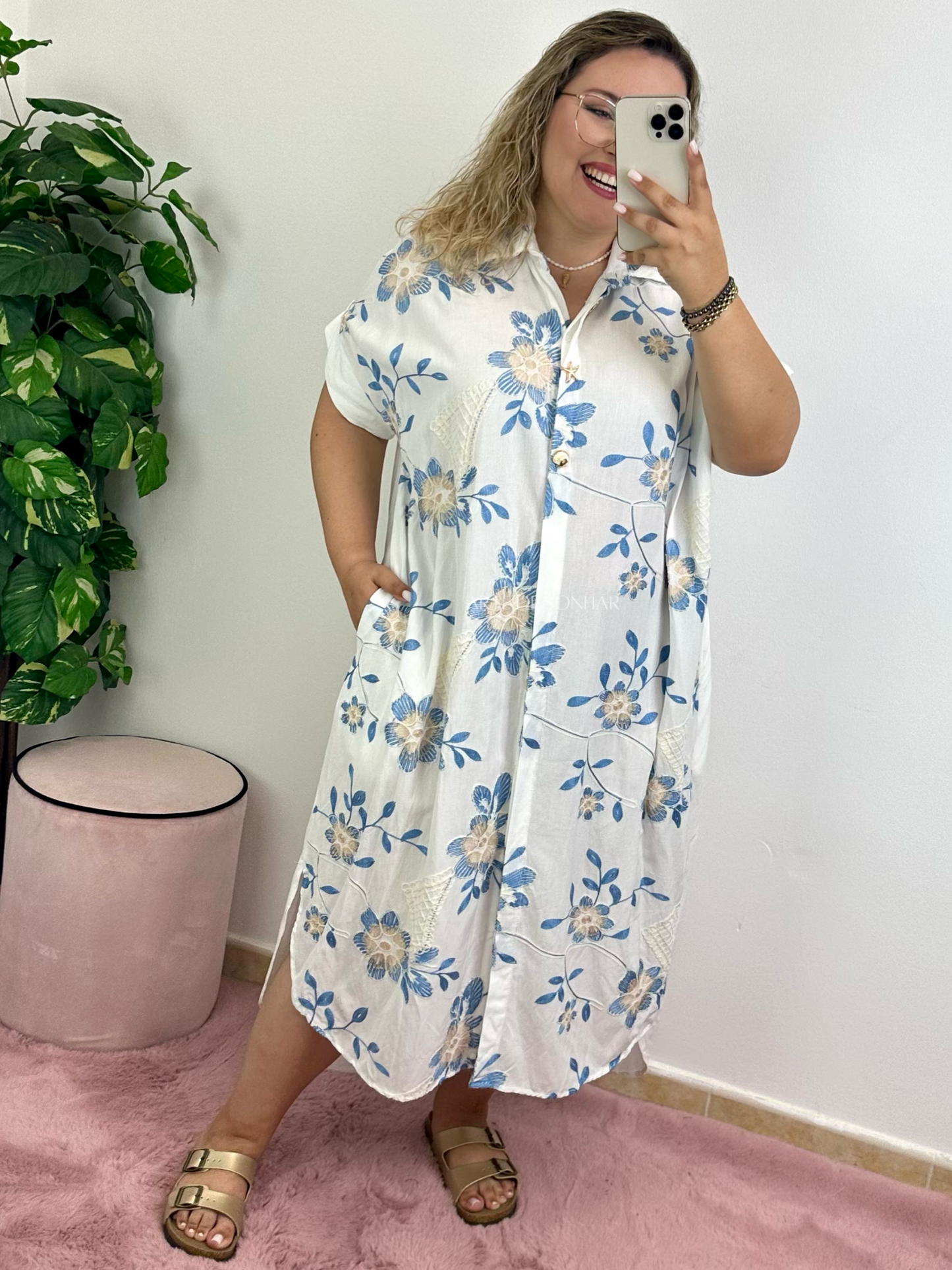 Vestido camiseiro branco com bordados azuis