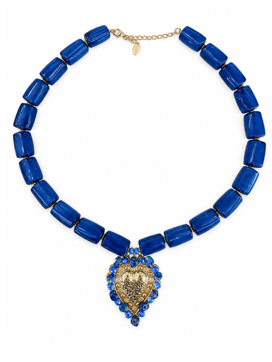 Colar azul com coração dourado