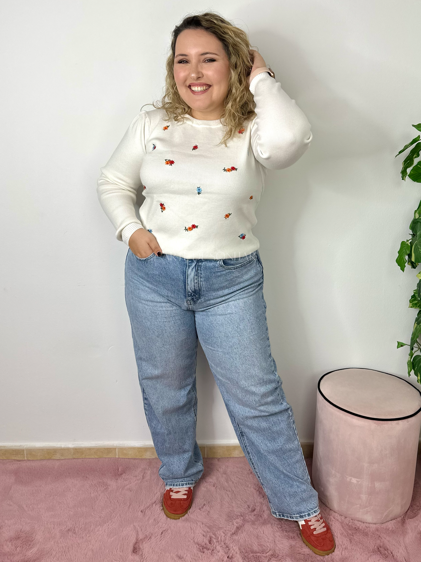 Camisola de malha branca com flores bordadas
