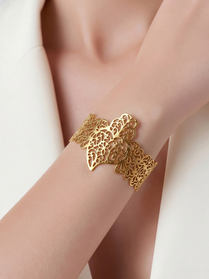 Pulseira dourada do coração de Viana em efeito filigrana