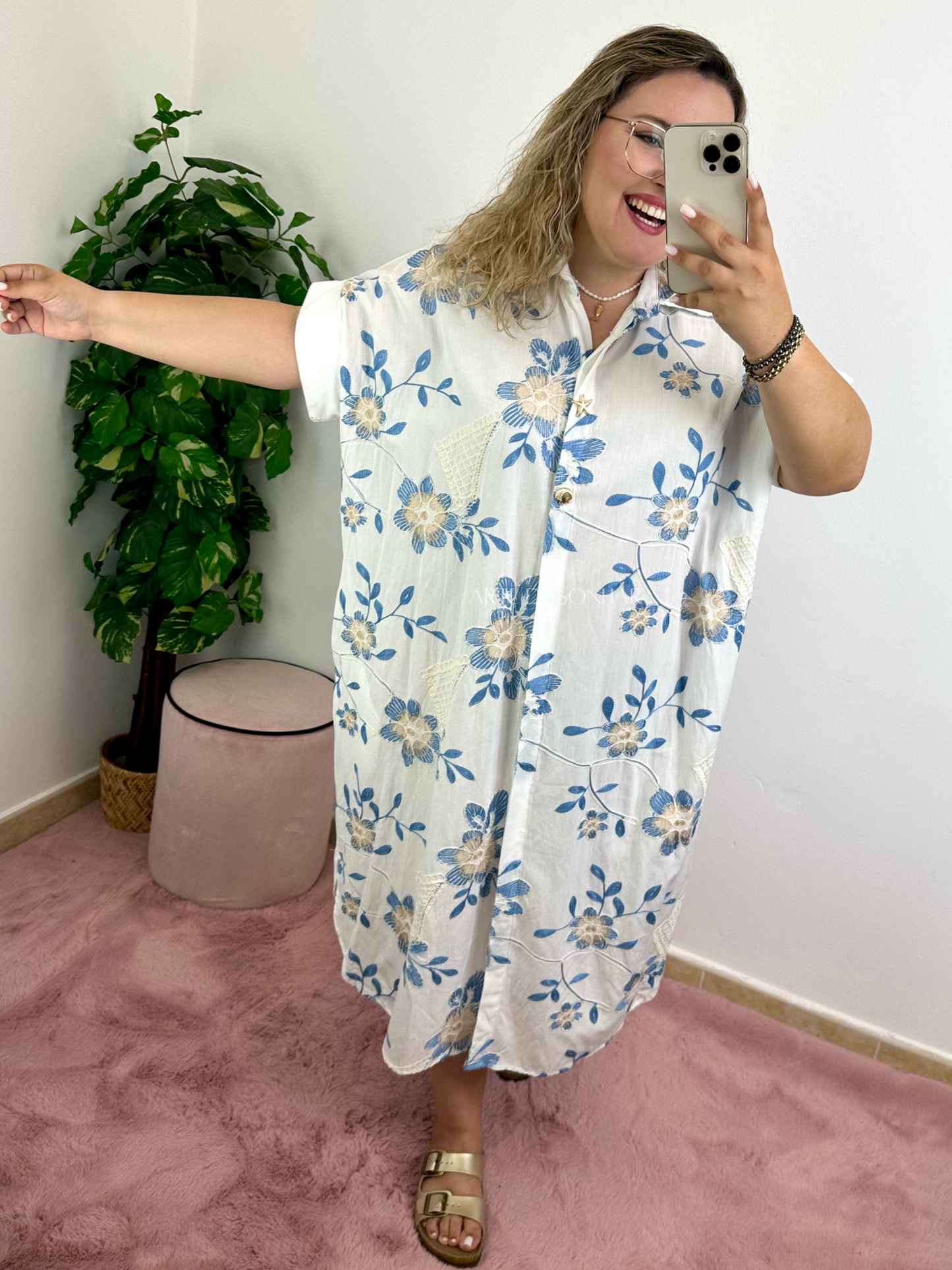 Vestido camiseiro branco com bordados azuis