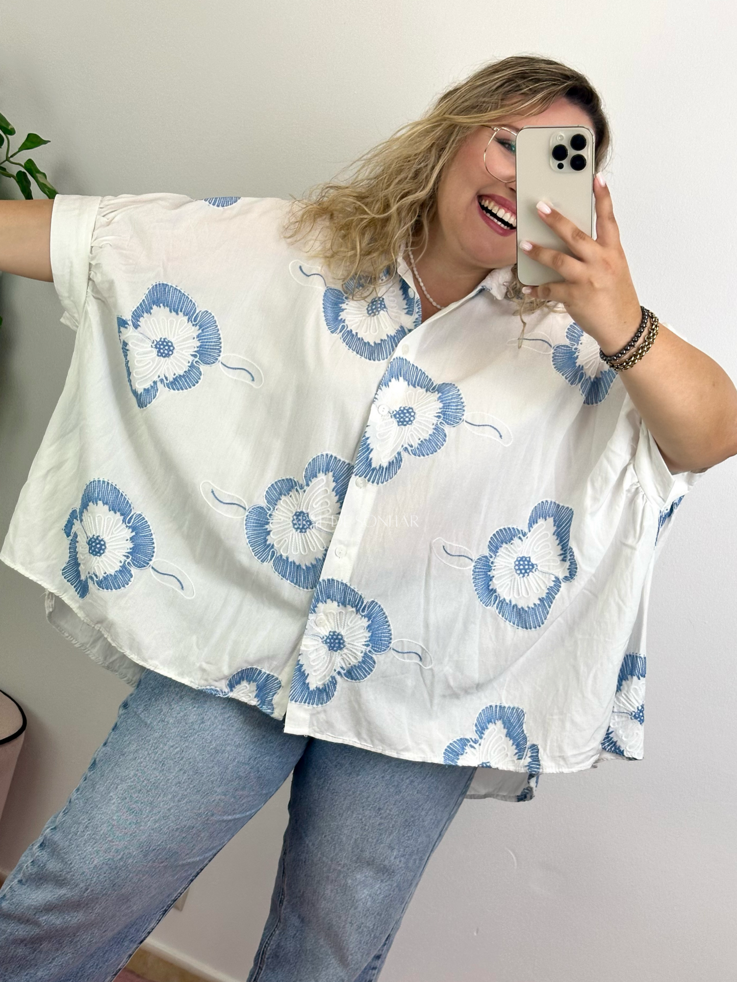 Camisa oversize branca com bordados azuis