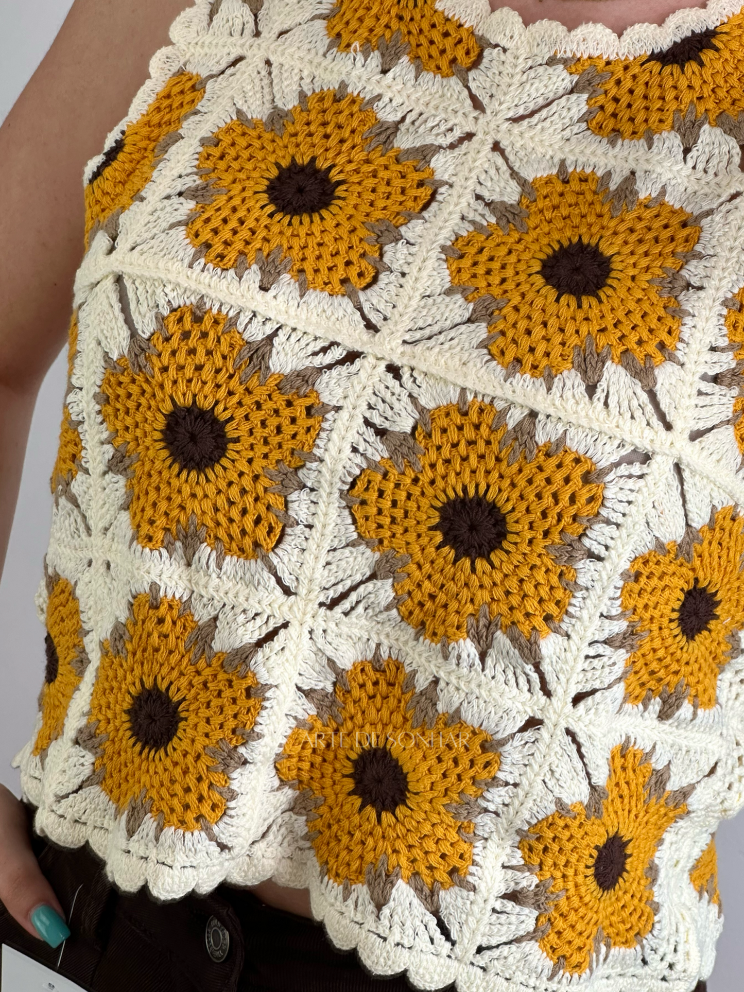 Top de crochet com flores amarelo e castanho