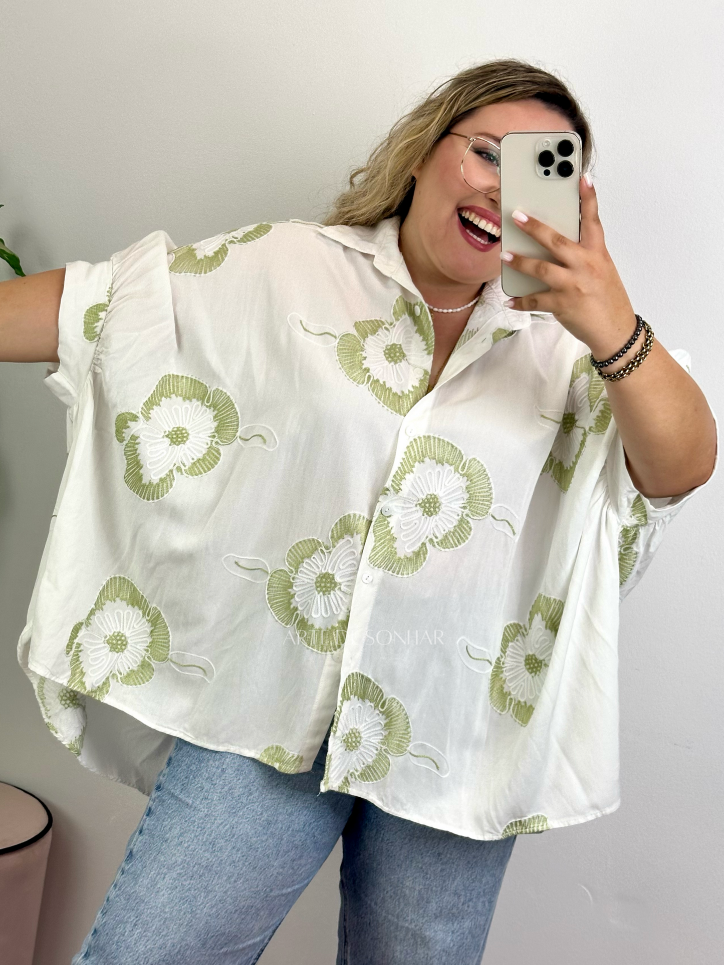 Camisa oversize branca com bordados verdes